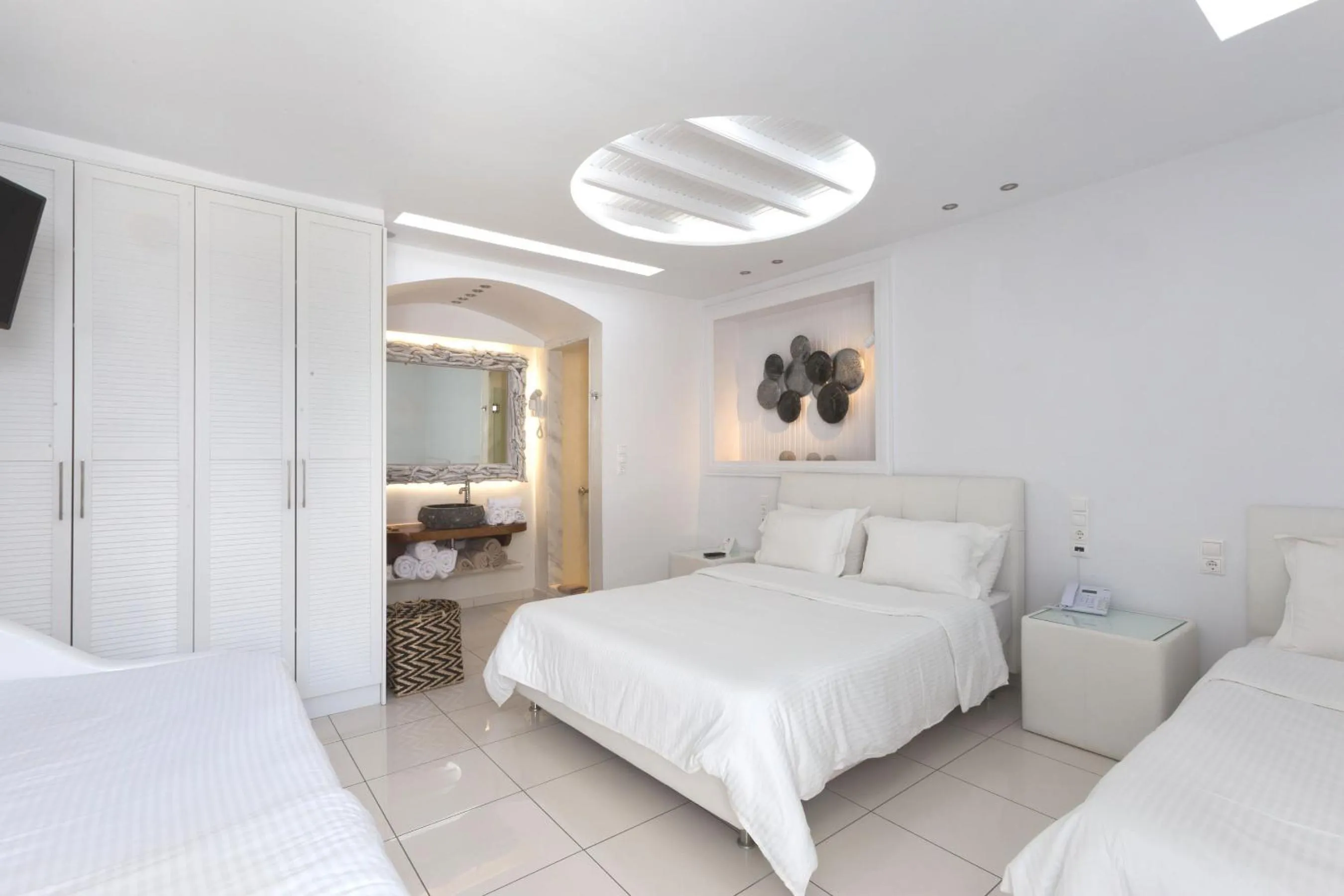 Photo of the whole room, Bed in Ibiscus Boutique