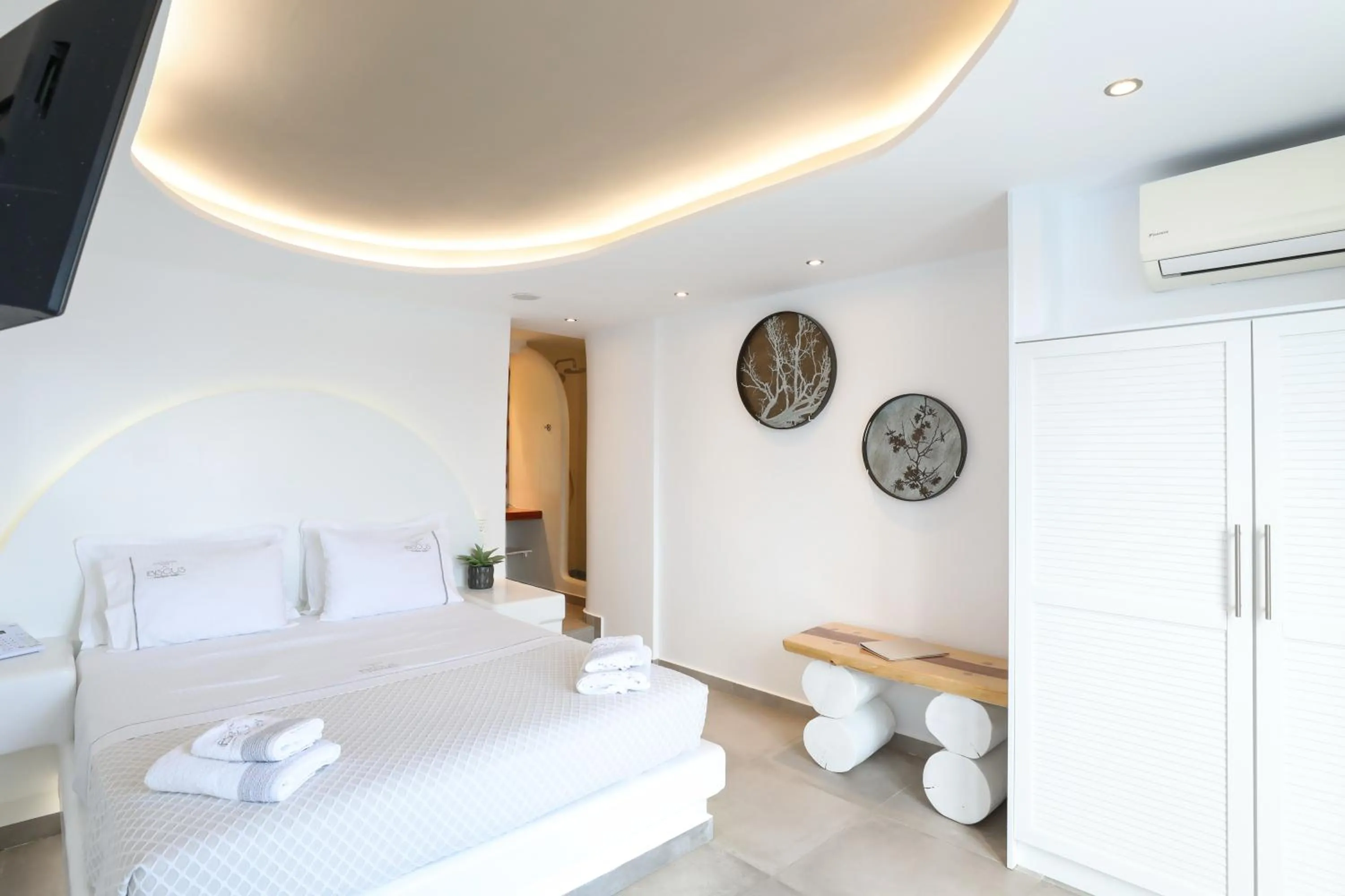 Photo of the whole room, Bed in Ibiscus Boutique