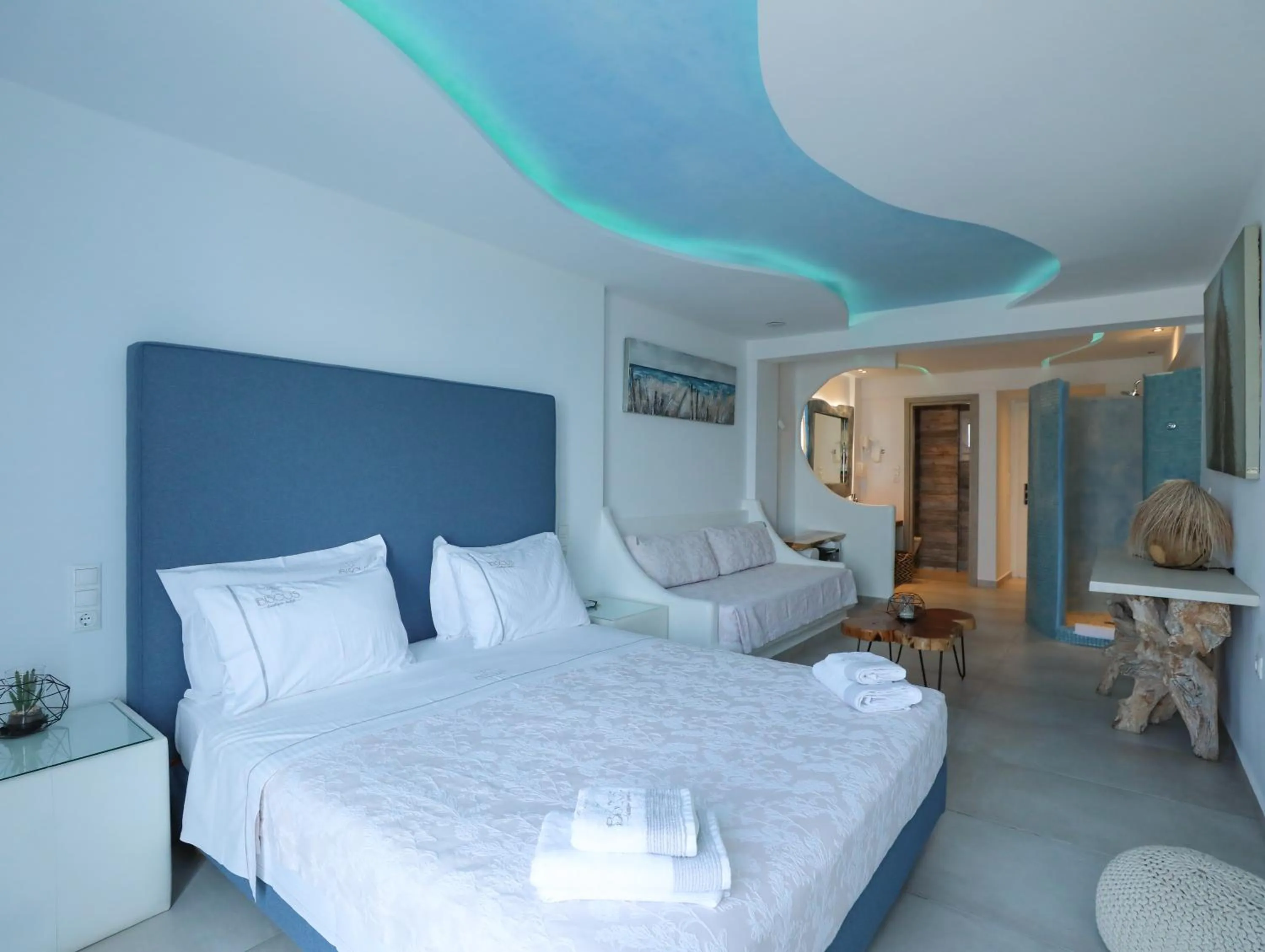 Photo of the whole room, Bed in Ibiscus Boutique