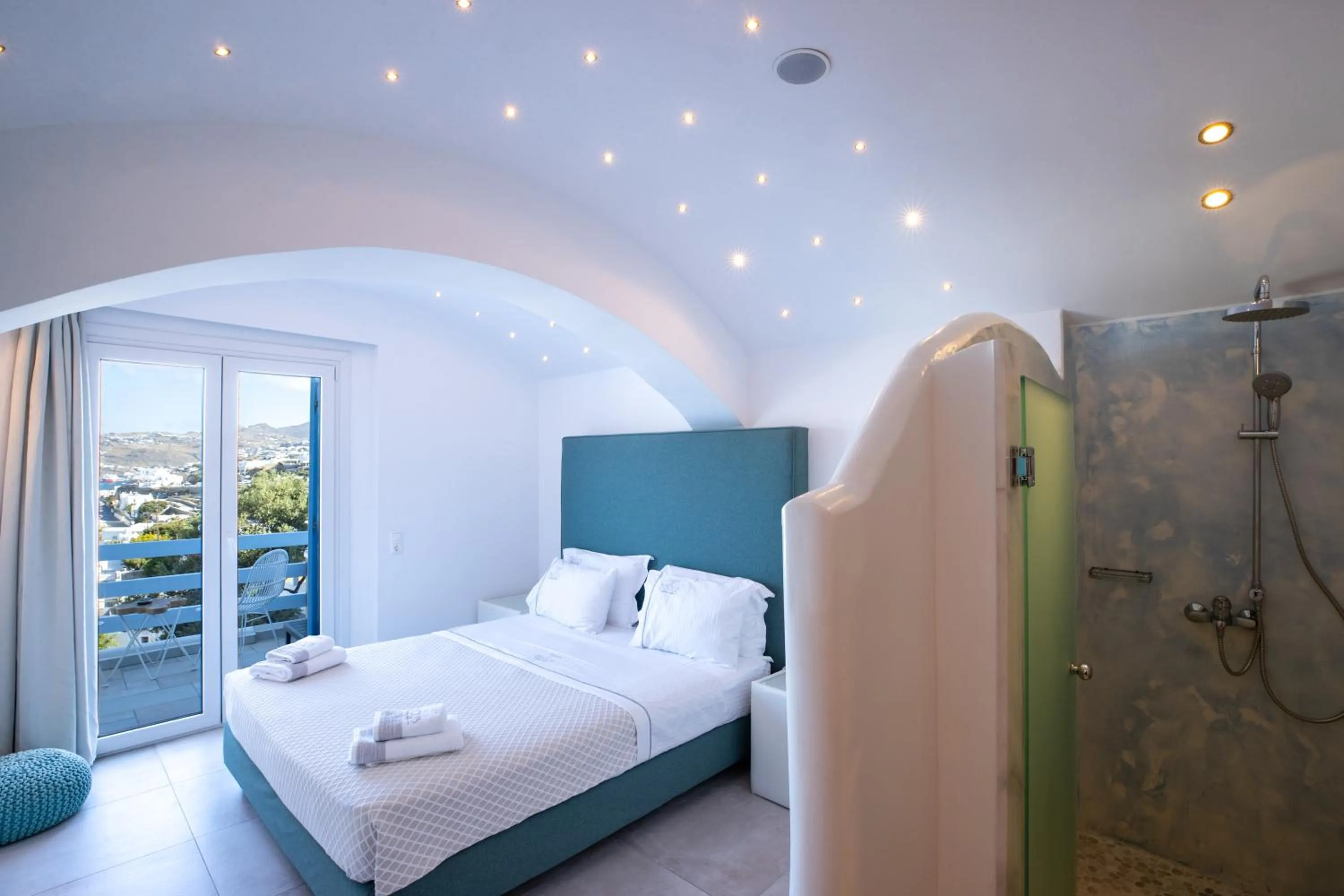 Shower, Bed in Ibiscus Boutique