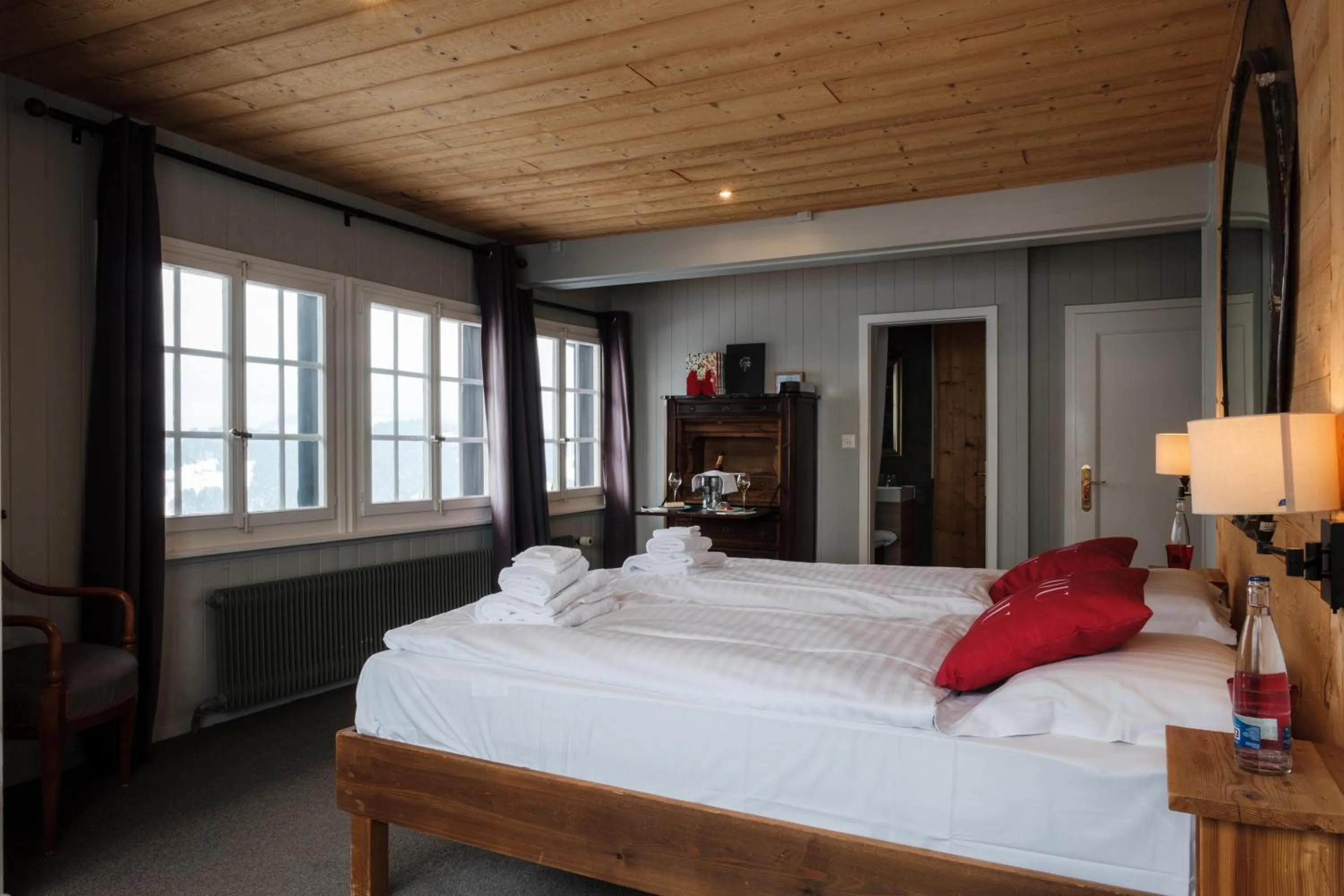 Bed in Le Coucou Hotel Restaurant & Lounge-Bar