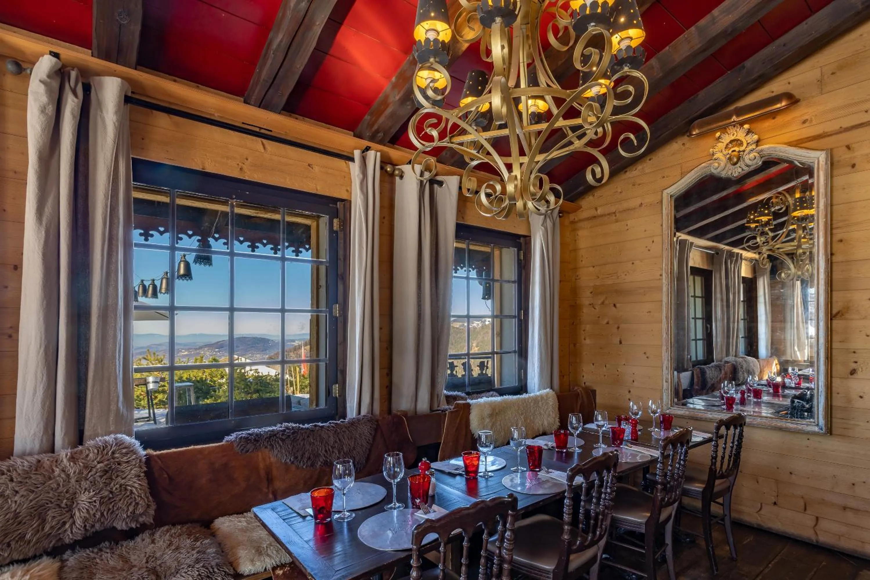 Restaurant/places to eat in Le Coucou Hotel Restaurant & Lounge-Bar