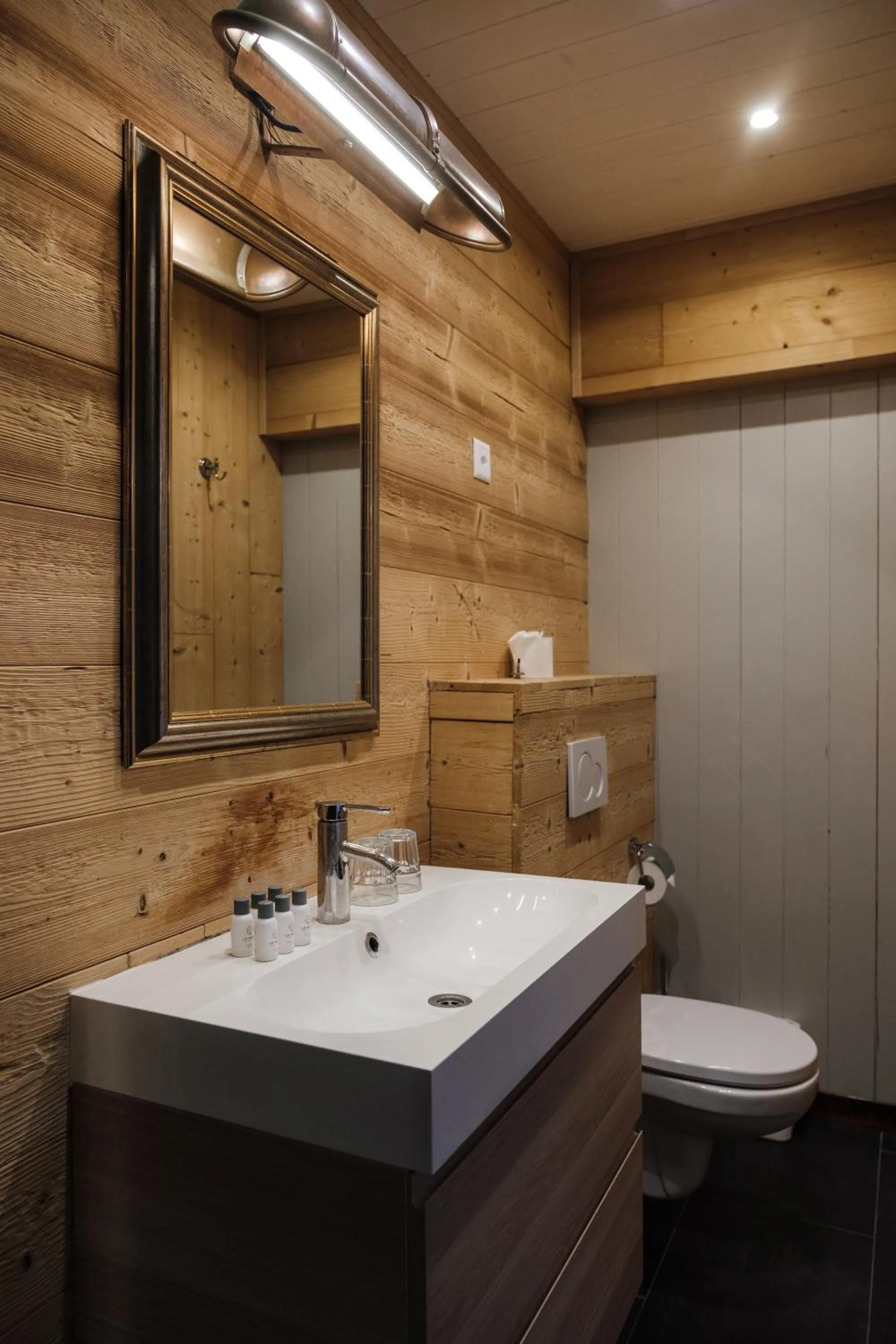 Toilet in Le Coucou Hotel Restaurant & Lounge-Bar