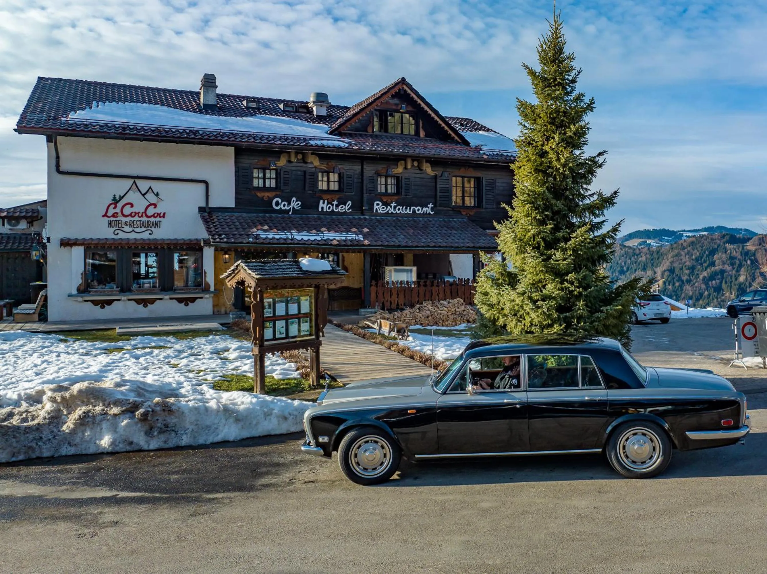 Property building in Le Coucou Hotel Restaurant & Lounge-Bar
