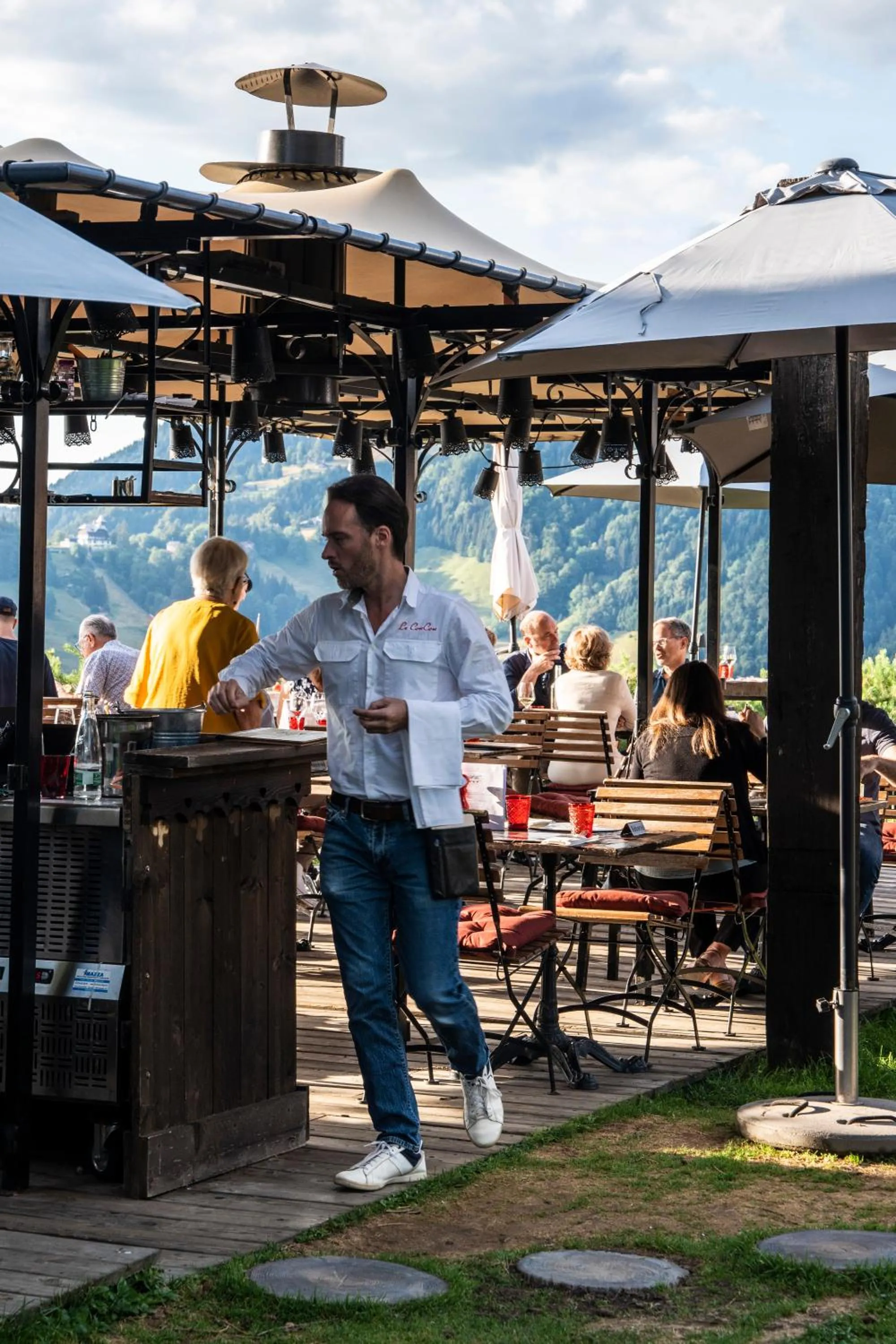 Restaurant/places to eat in Le Coucou Hotel Restaurant & Lounge-Bar