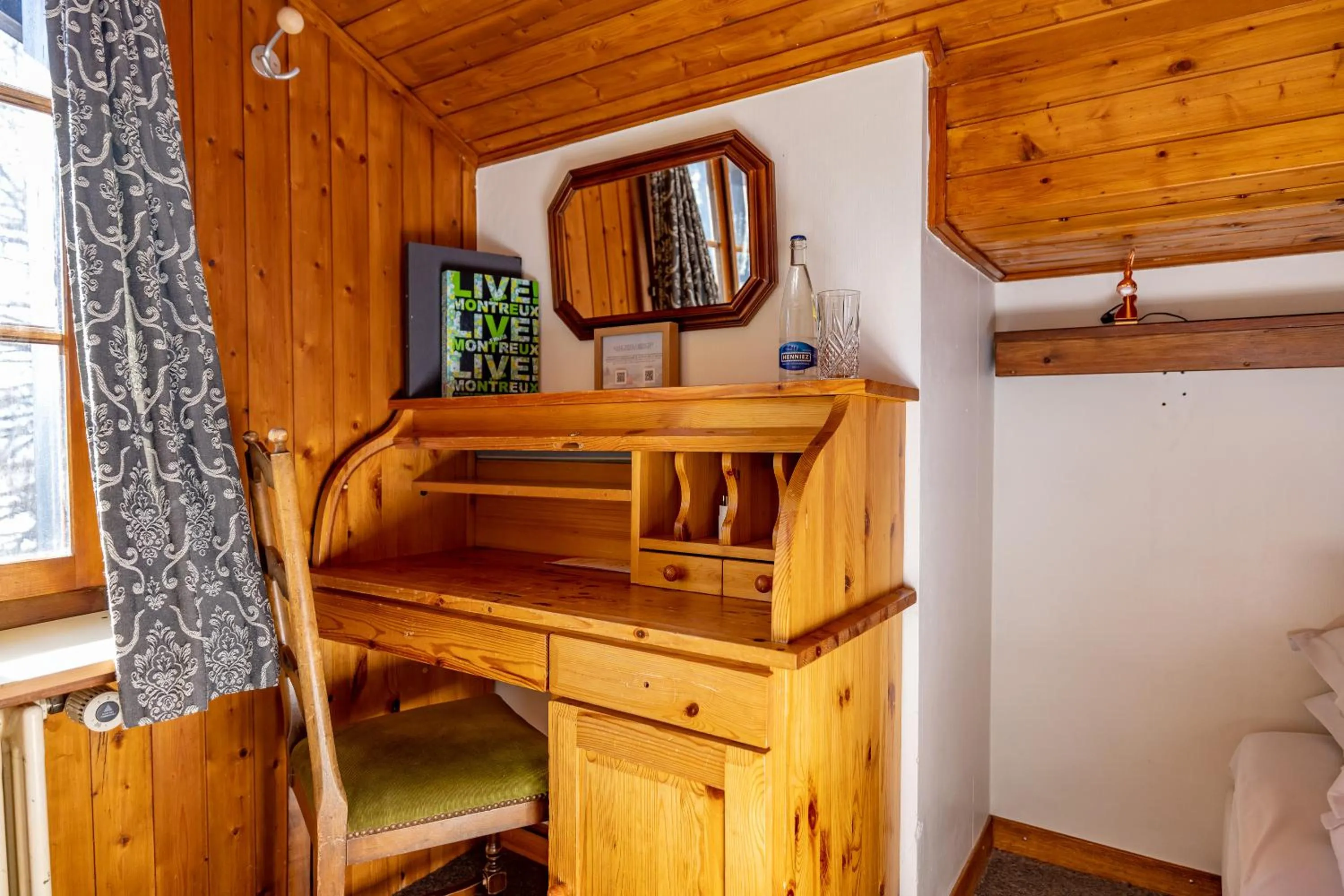 Seating area in Le Coucou Hotel Restaurant & Lounge-Bar