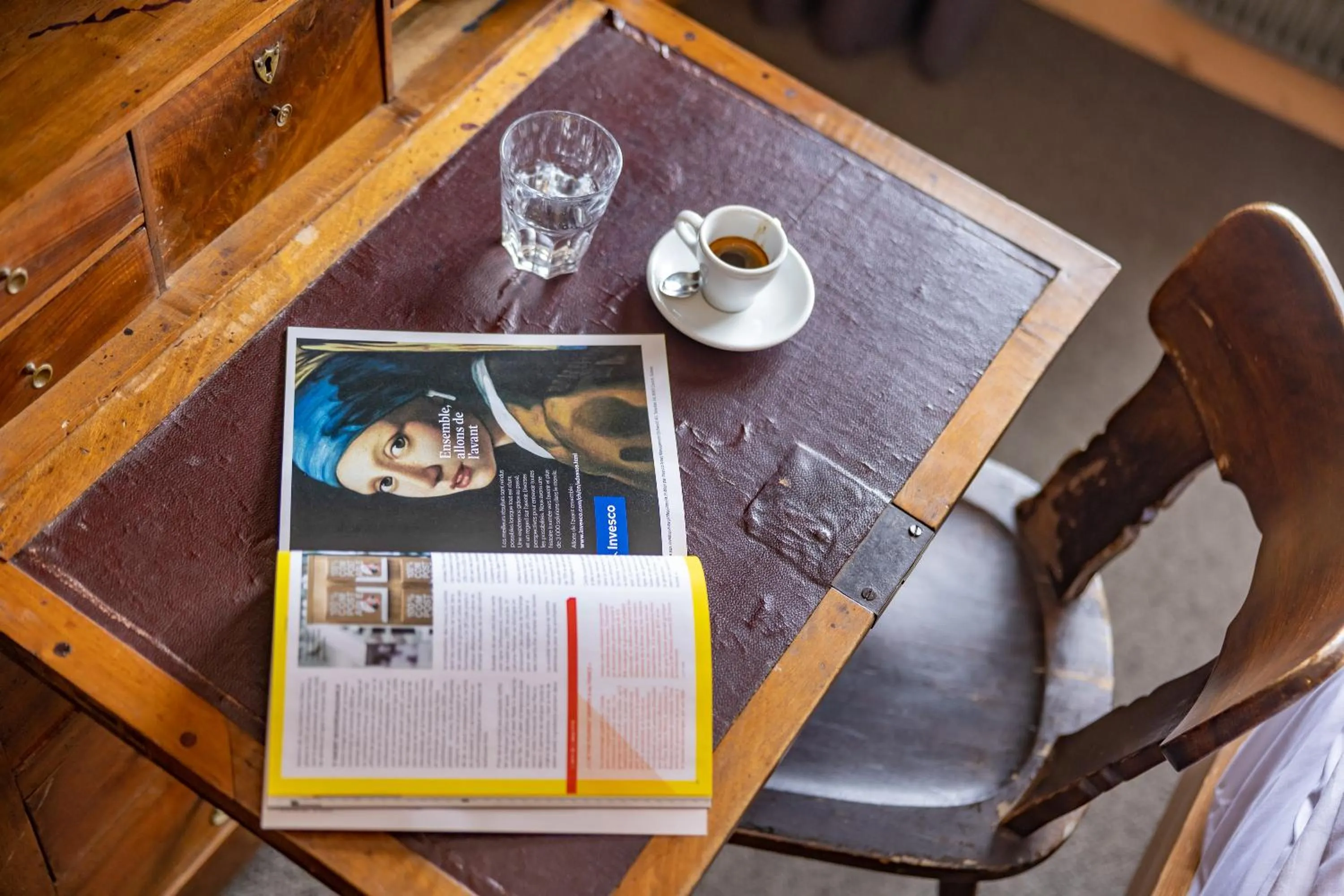 Seating area in Le Coucou Hotel Restaurant & Lounge-Bar