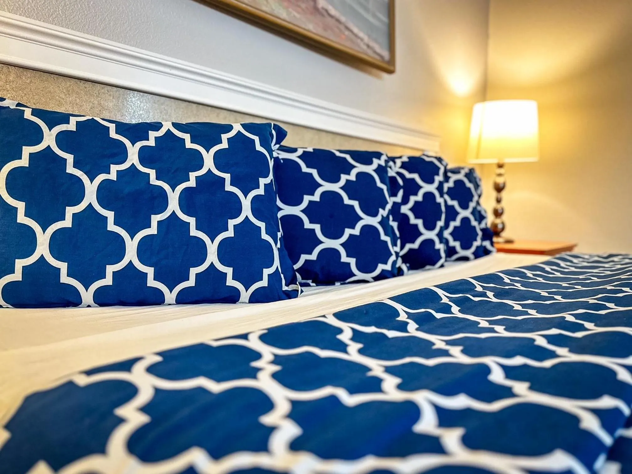 Bed in Americas Inn & Suite