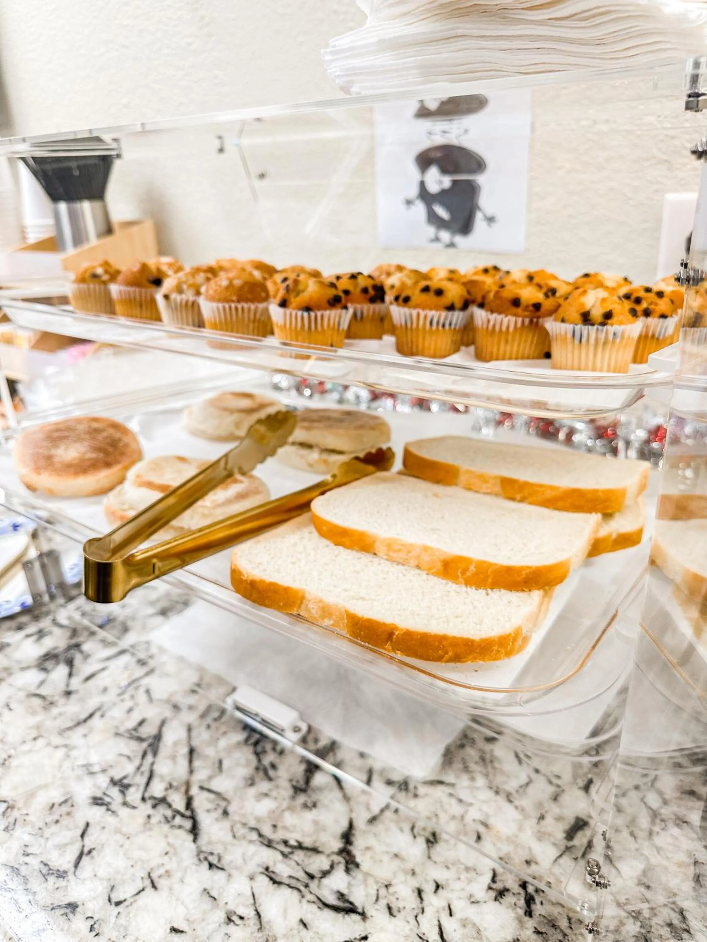 Breakfast in Americas Inn & Suite