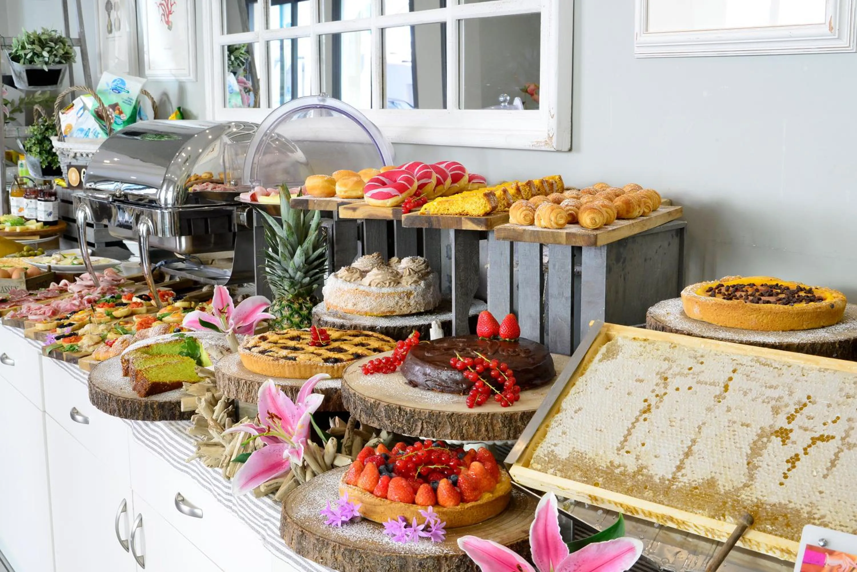 Buffet breakfast in Hotel La Conchiglia