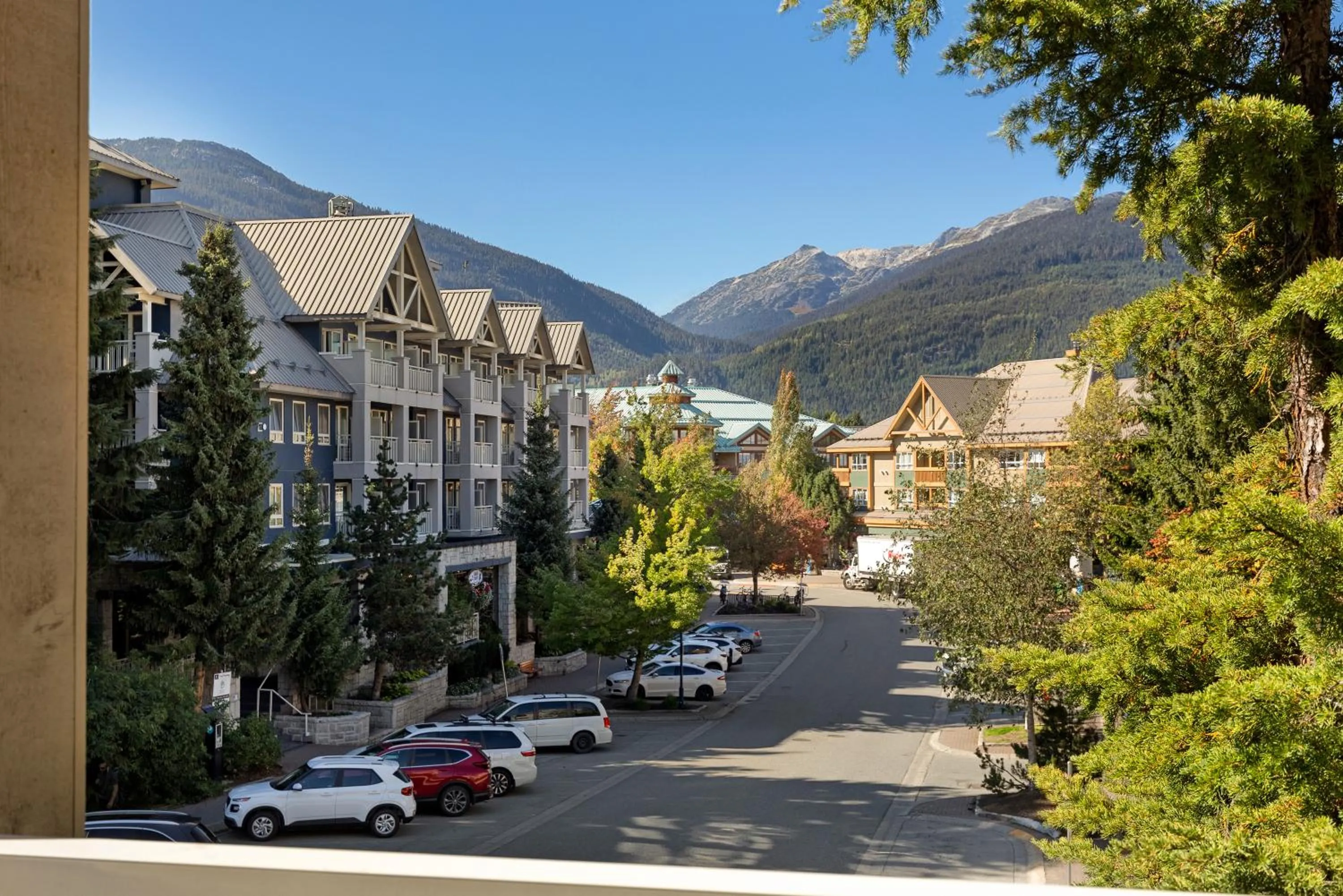 Mountain view in Tyndall Stone Lodge by Whiski Jack
