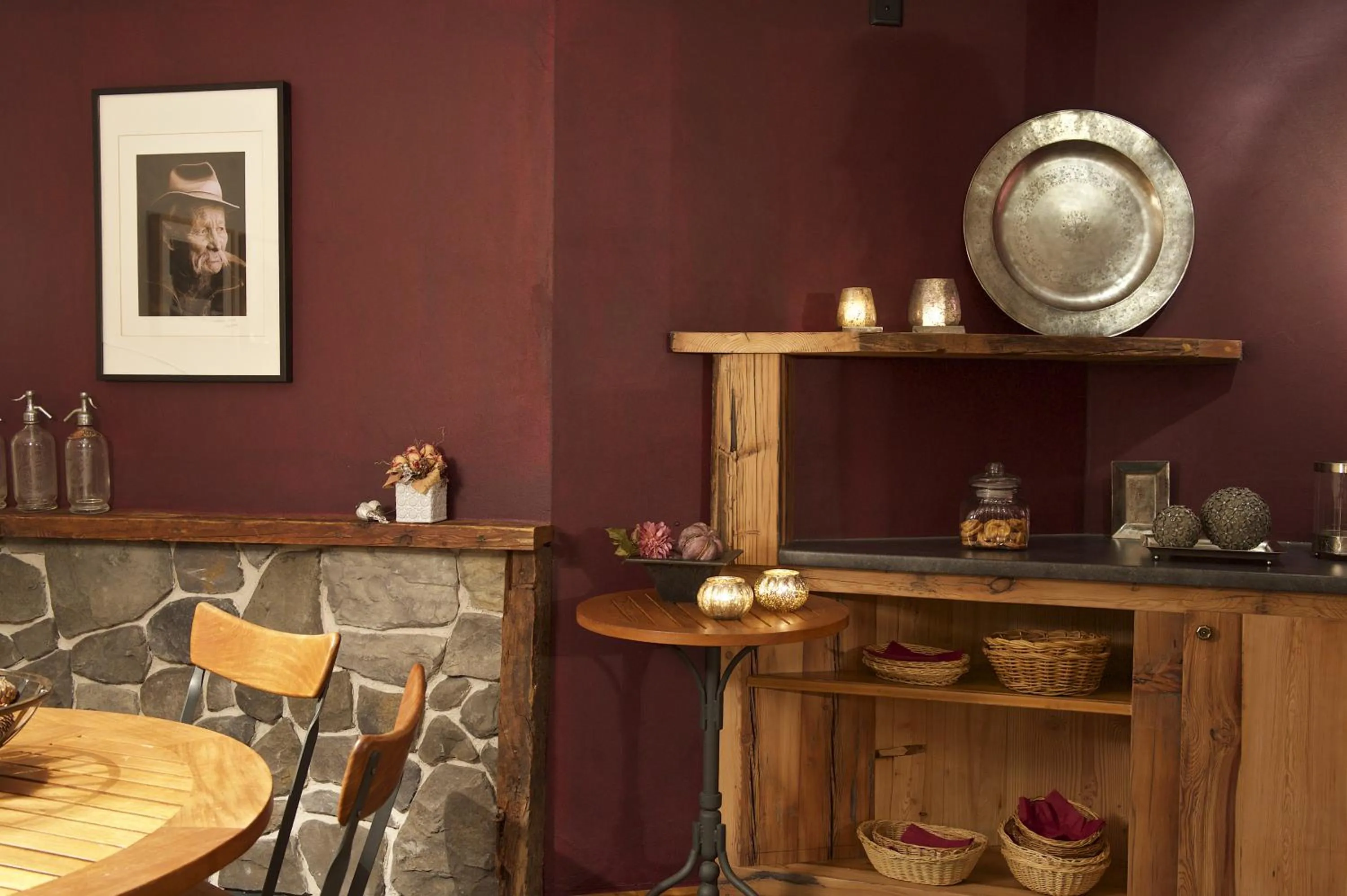 Restaurant/places to eat in 22 Summits Apartments