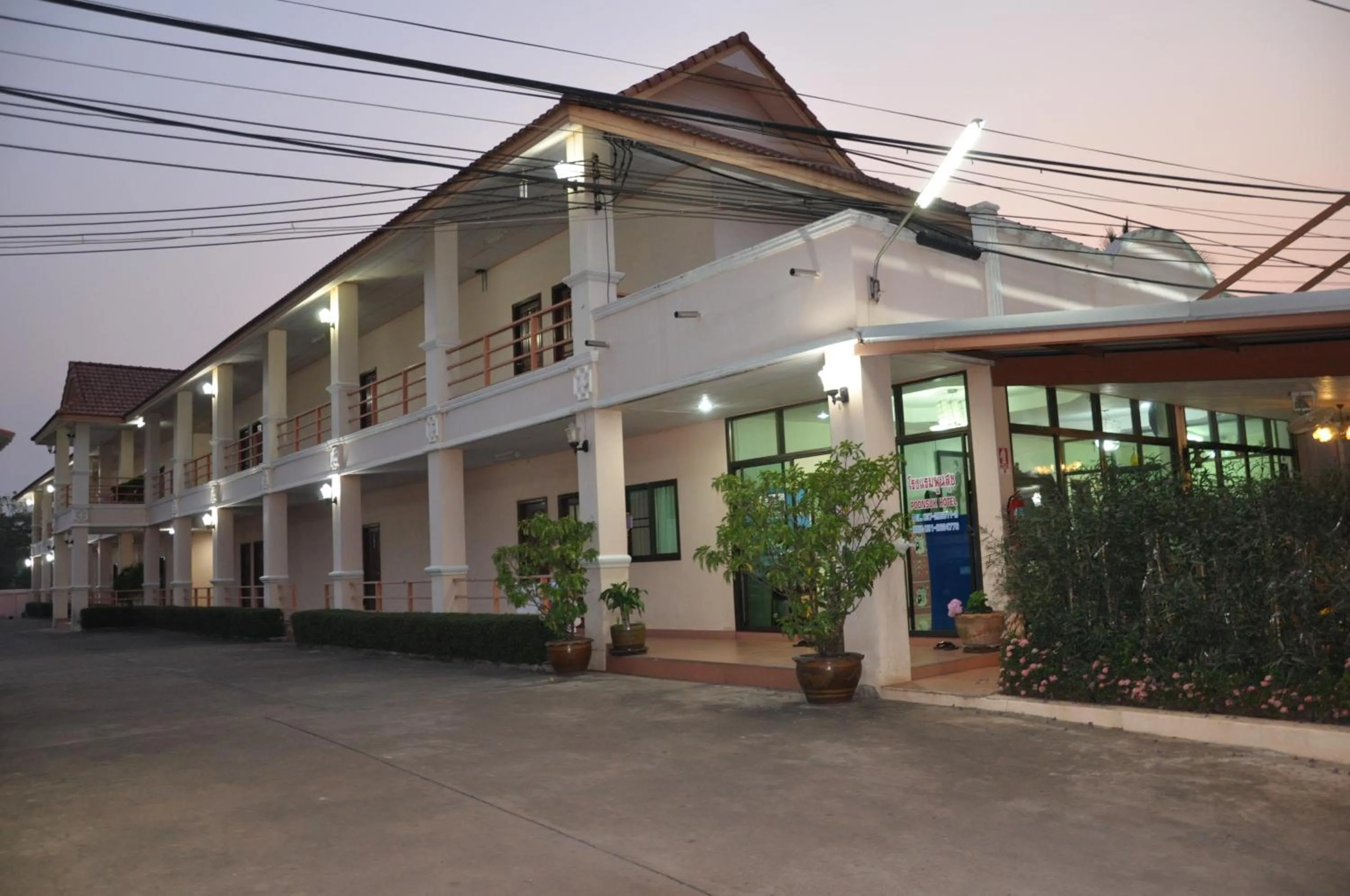 Poon Suk Hotel Kabin Buri
