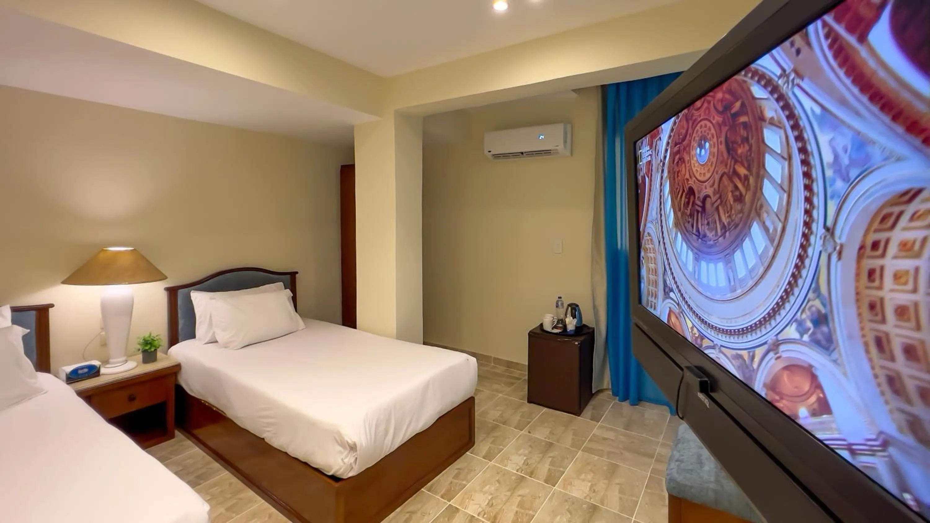 Communal lounge/ TV room, Bed in Giza Pyramids Inn