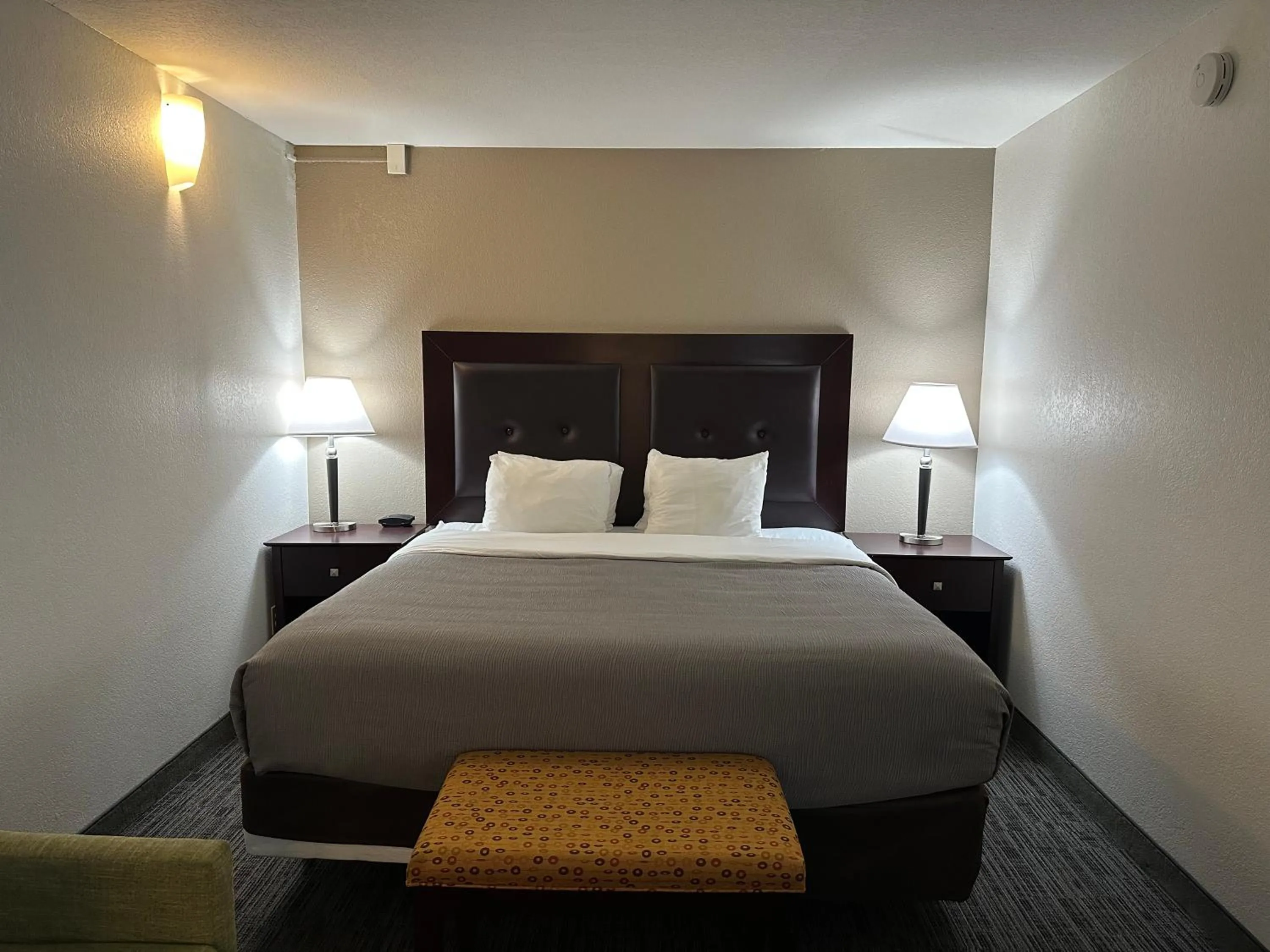 Bed in Quality Inn & Suites Everett