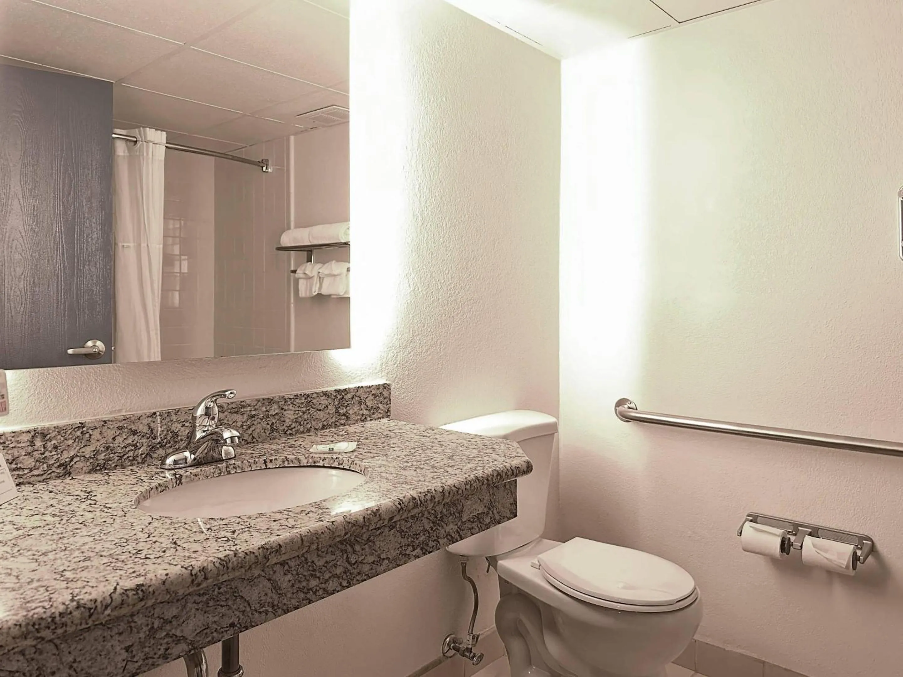 Bedroom in Quality Inn & Suites Everett