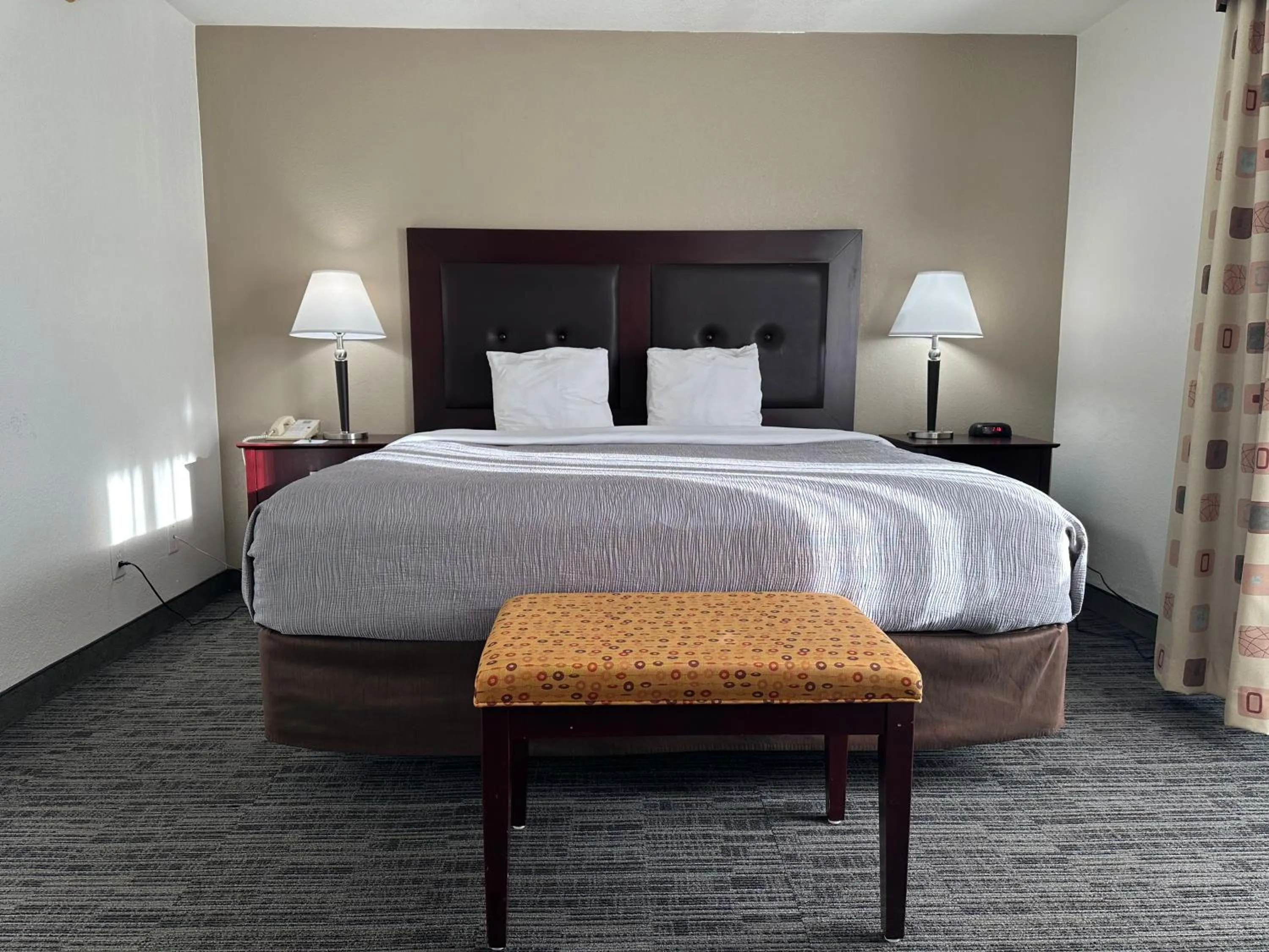 Bed in Quality Inn & Suites Everett