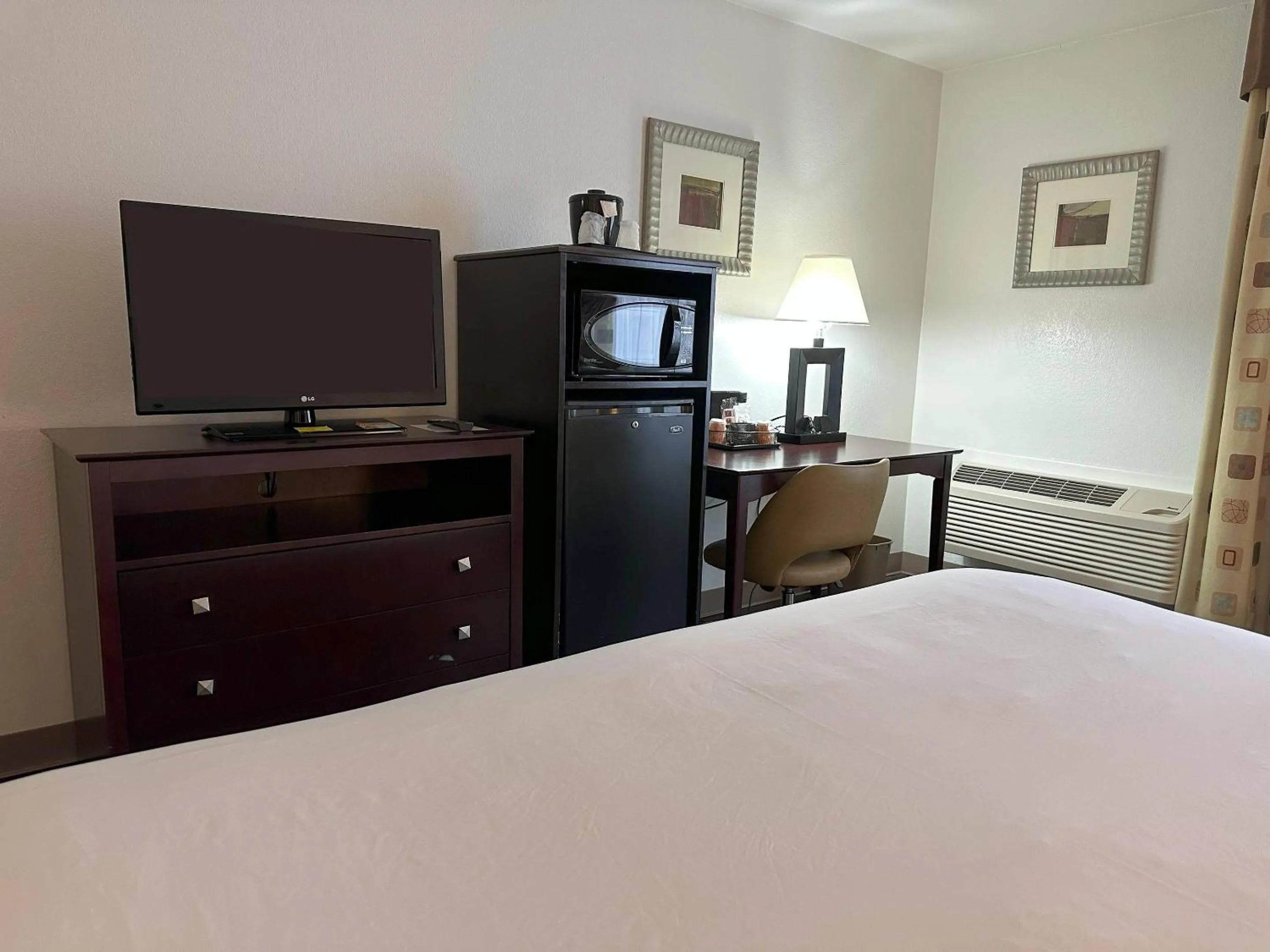 Bedroom, Bed in Quality Inn & Suites Everett