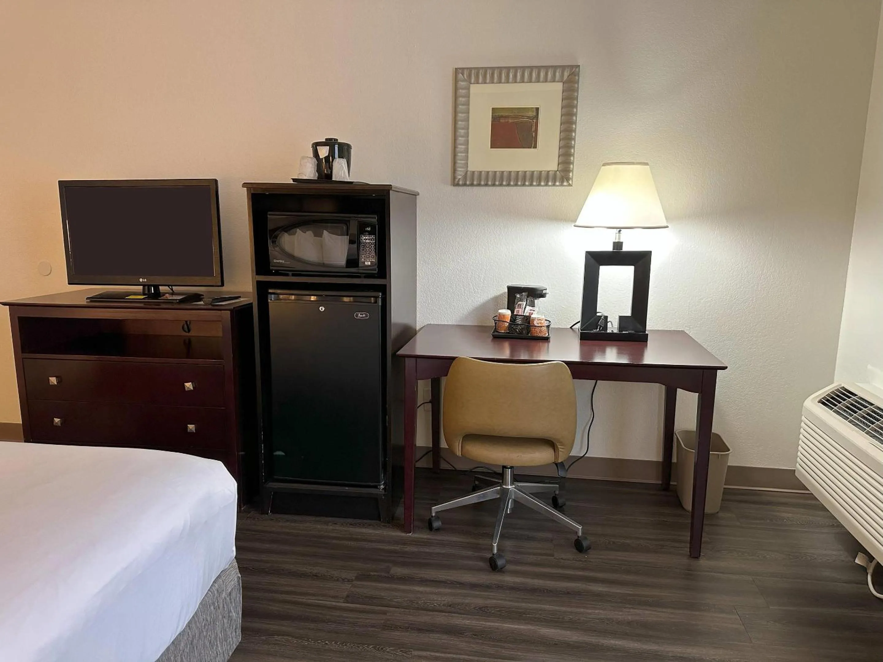 Bedroom, Bed in Quality Inn & Suites Everett