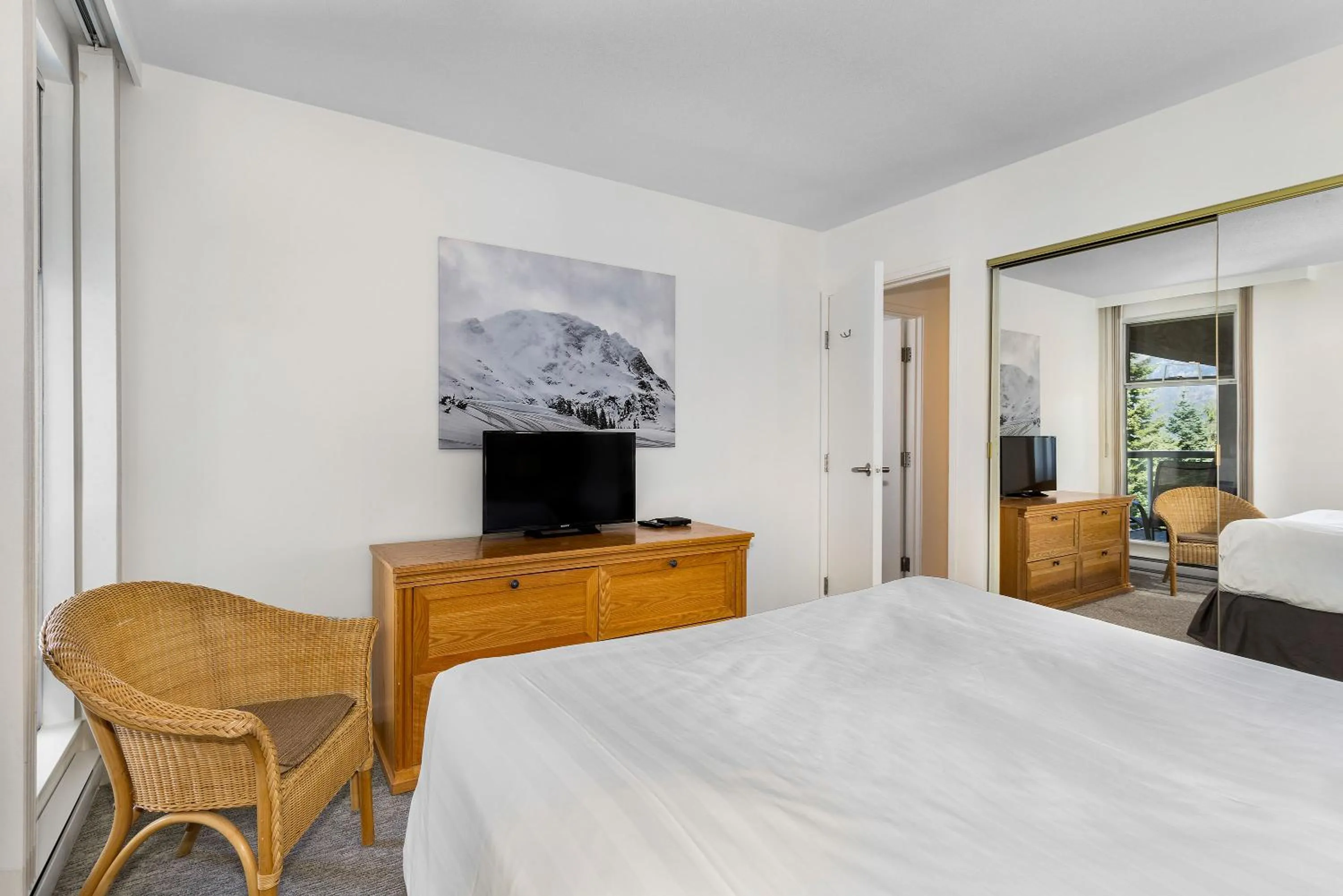 Bedroom, Bed in The Woodrun Lodge by Whiski Jack