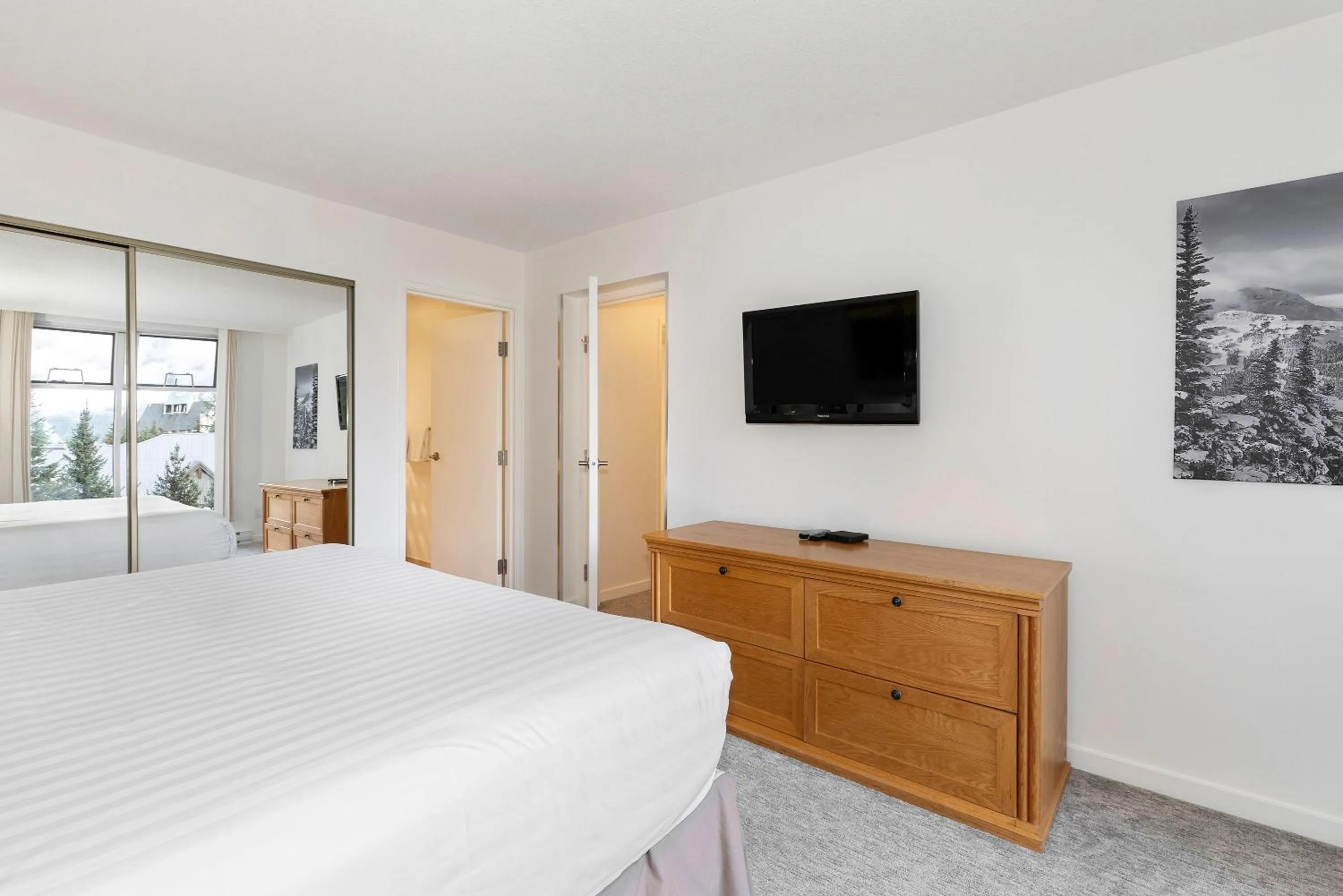 Bedroom, Bed in The Woodrun Lodge by Whiski Jack