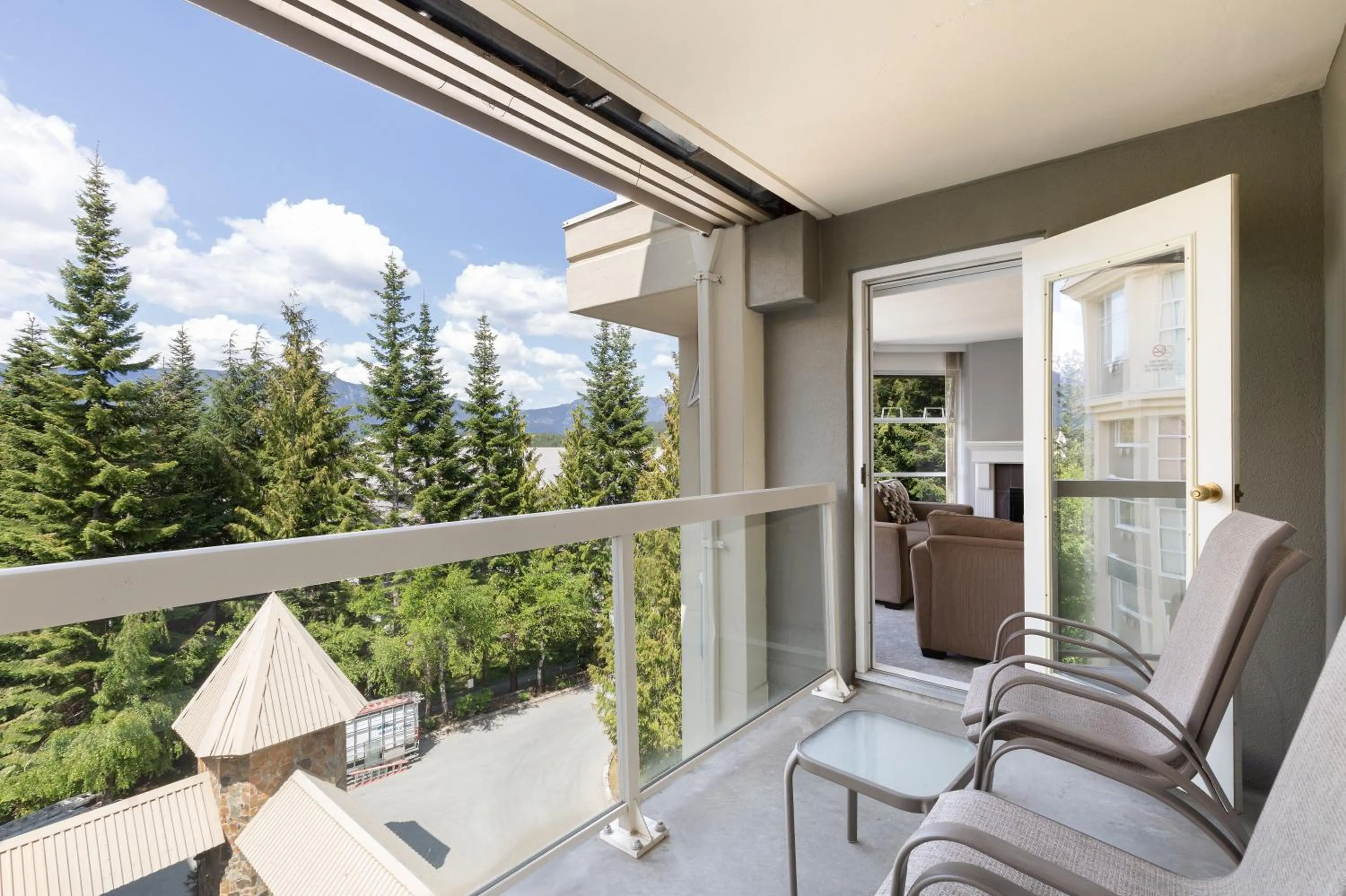 Balcony/Terrace in The Woodrun Lodge by Whiski Jack