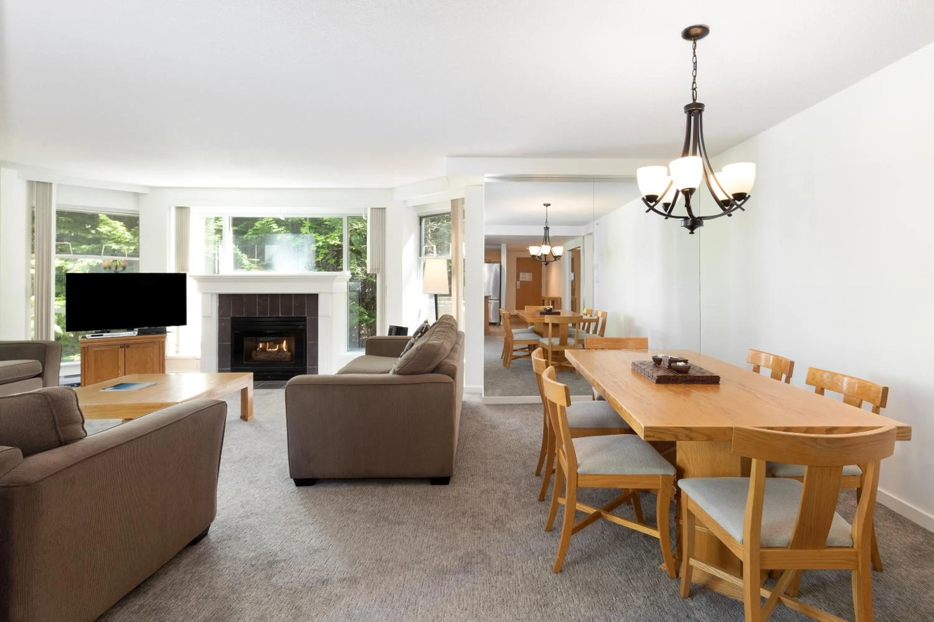 TV and multimedia in The Woodrun Lodge by Whiski Jack