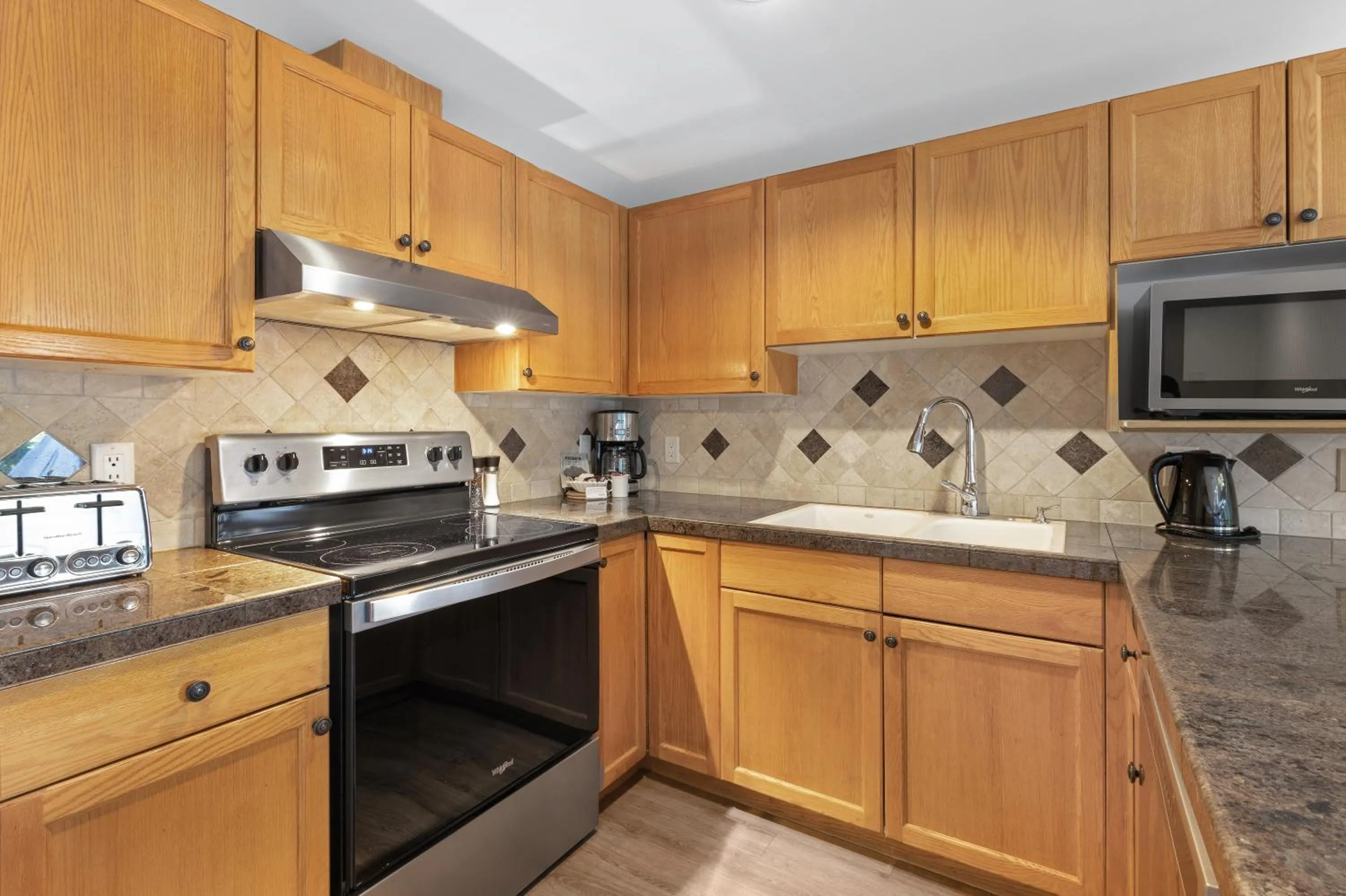 Kitchen or kitchenette in The Woodrun Lodge by Whiski Jack