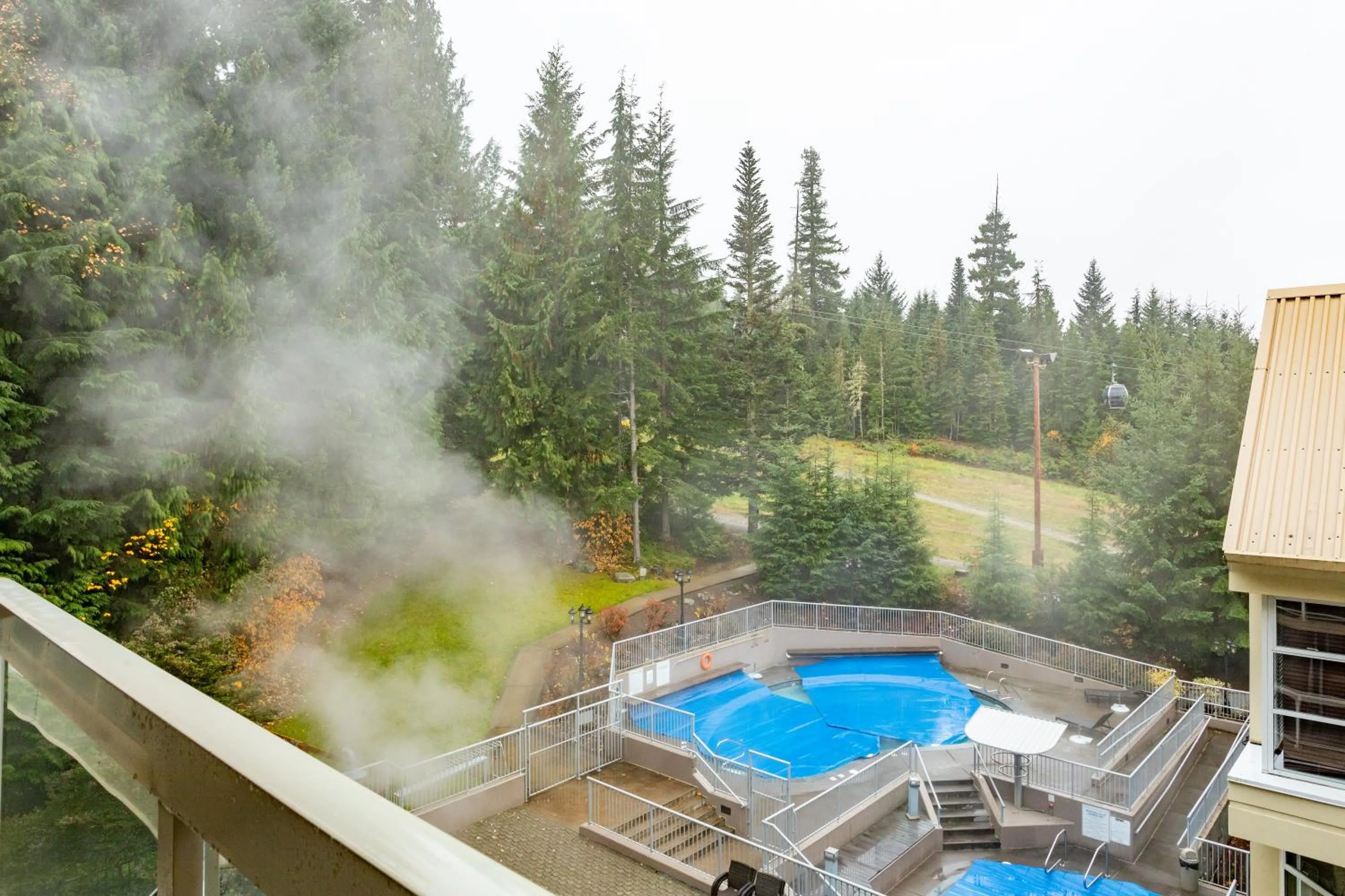 Balcony/Terrace in The Woodrun Lodge by Whiski Jack