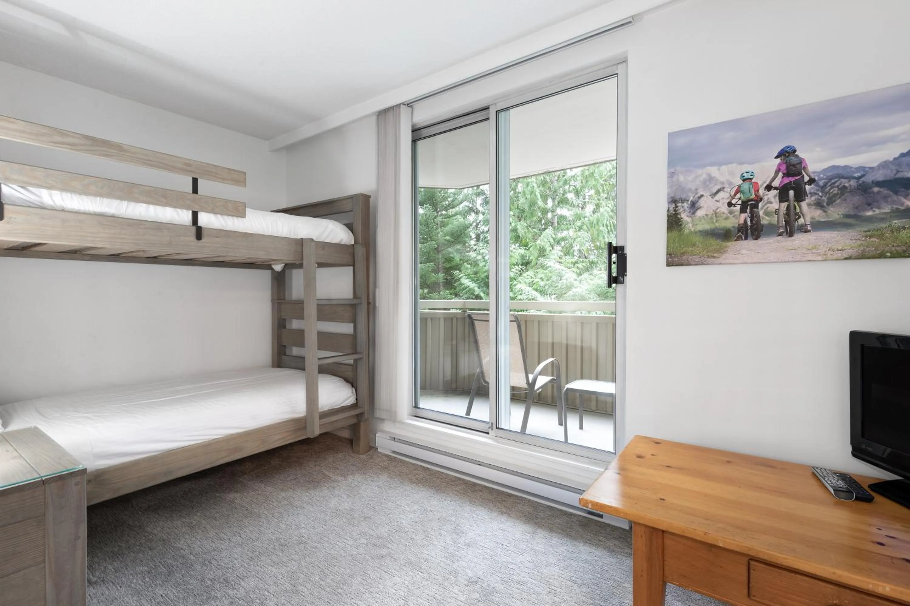 Bedroom, Bed in The Woodrun Lodge by Whiski Jack