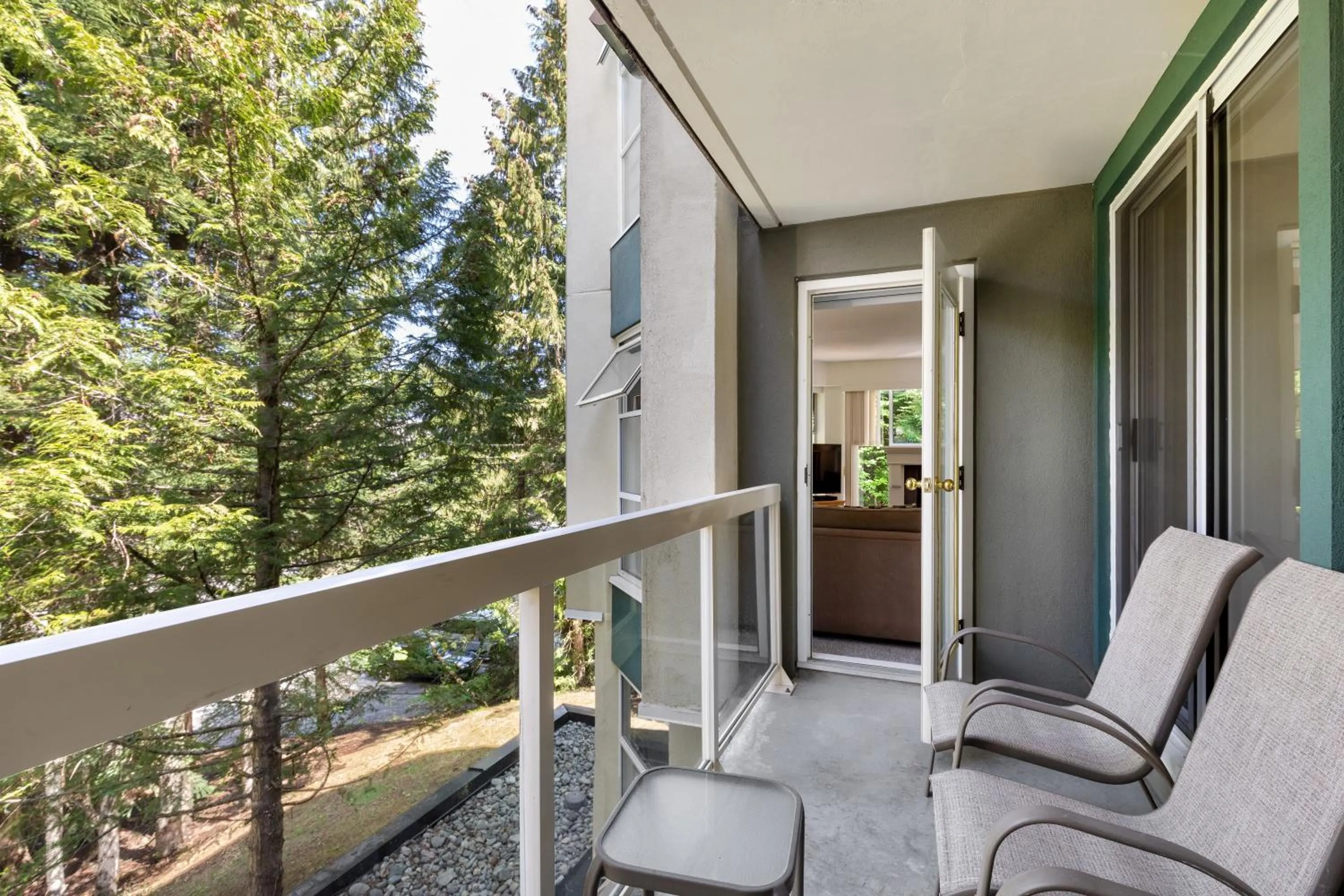 Balcony/Terrace in The Woodrun Lodge by Whiski Jack