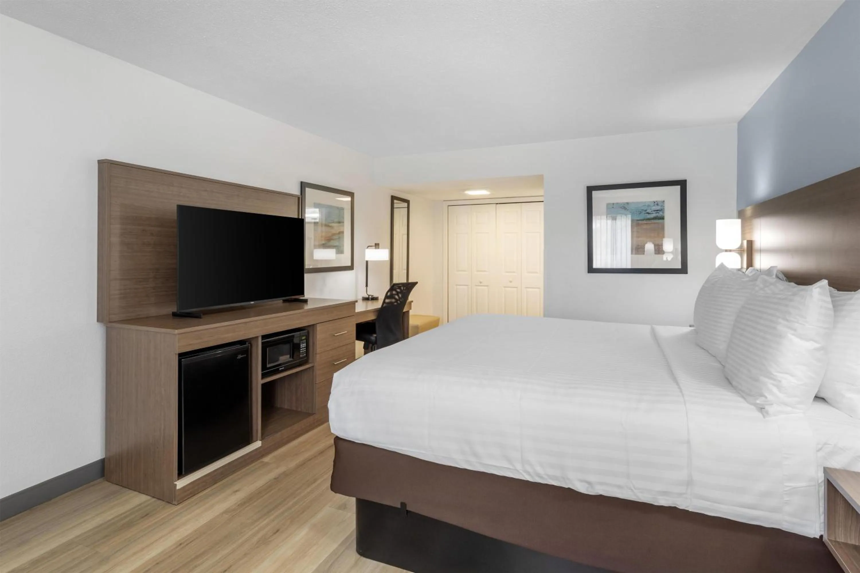 Bedroom, Bed in Best Western Palm Beach Lakes