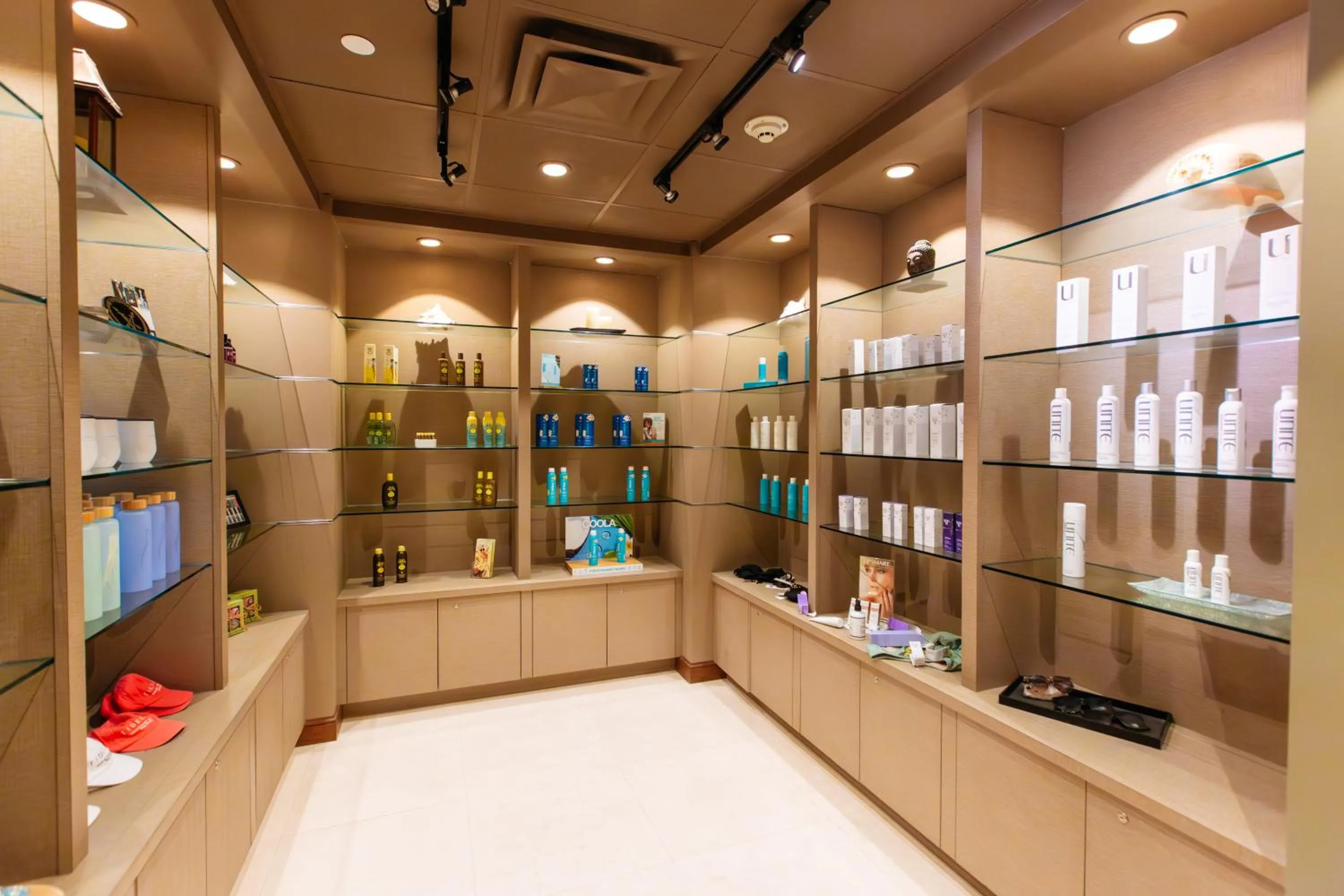 On-site shops in Tideline Palm Beach Ocean Resort and Spa