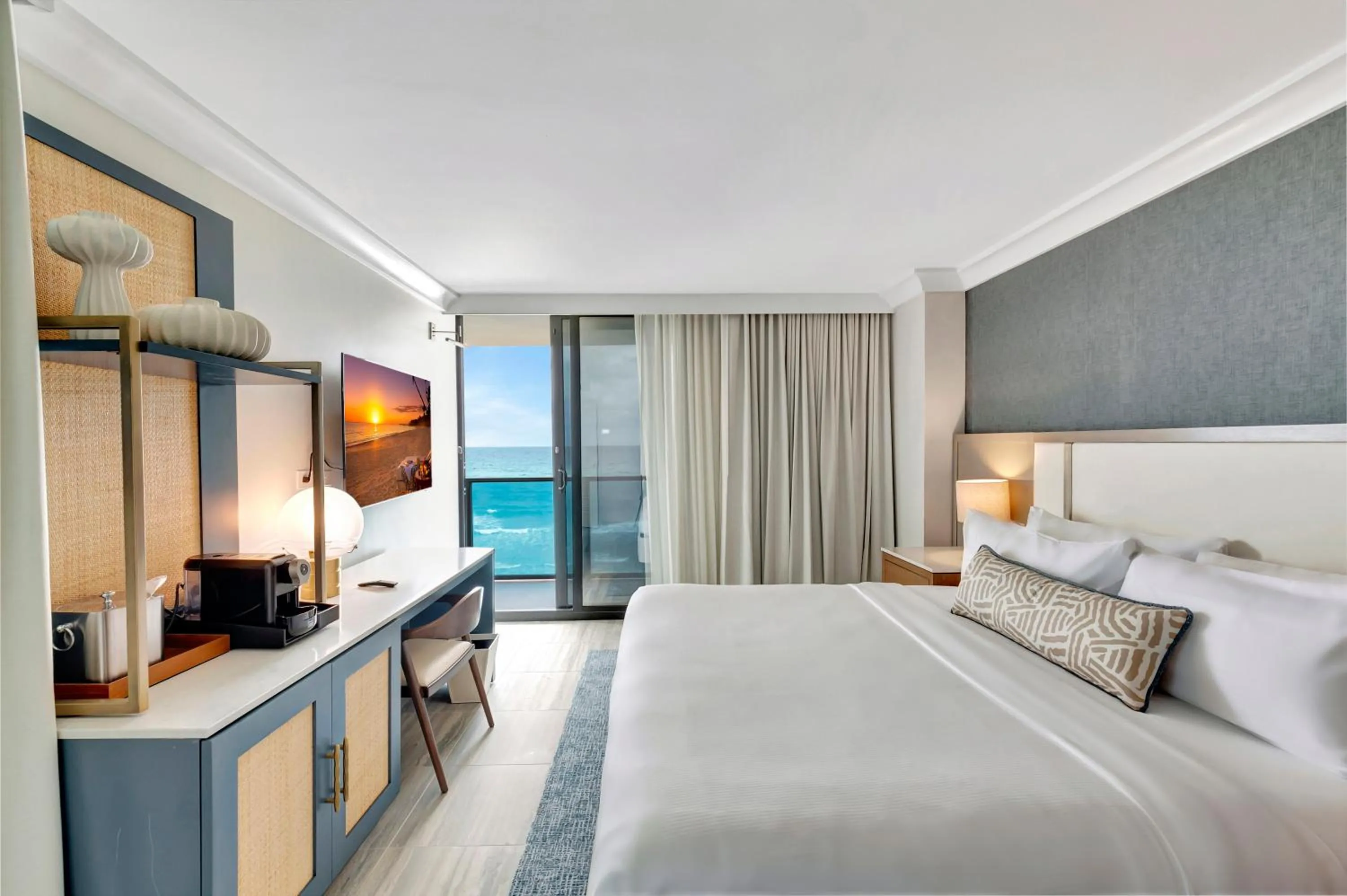 Bed in Tideline Palm Beach Ocean Resort and Spa