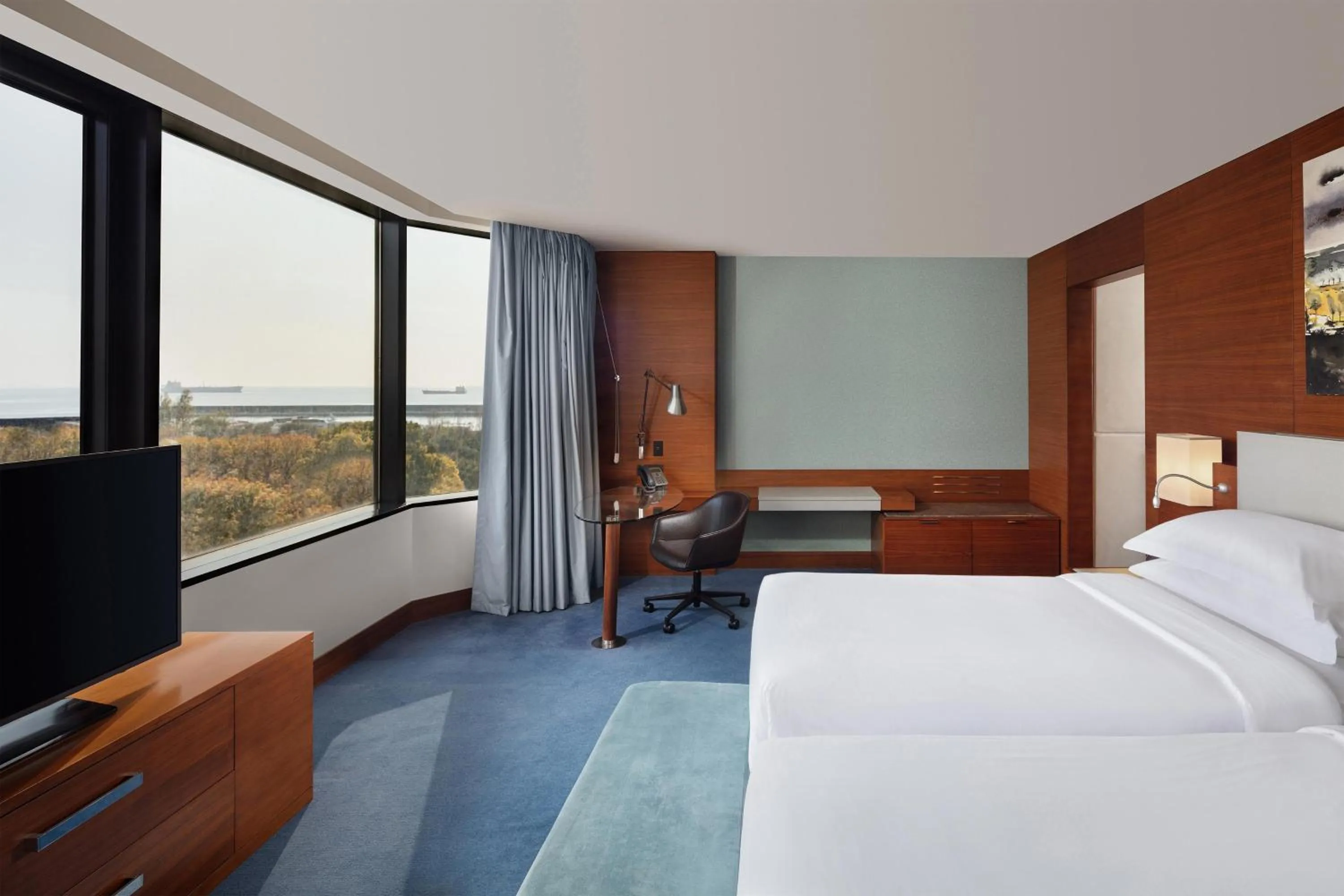 Photo of the whole room, Bed in Sheraton Istanbul Atakoy Hotel