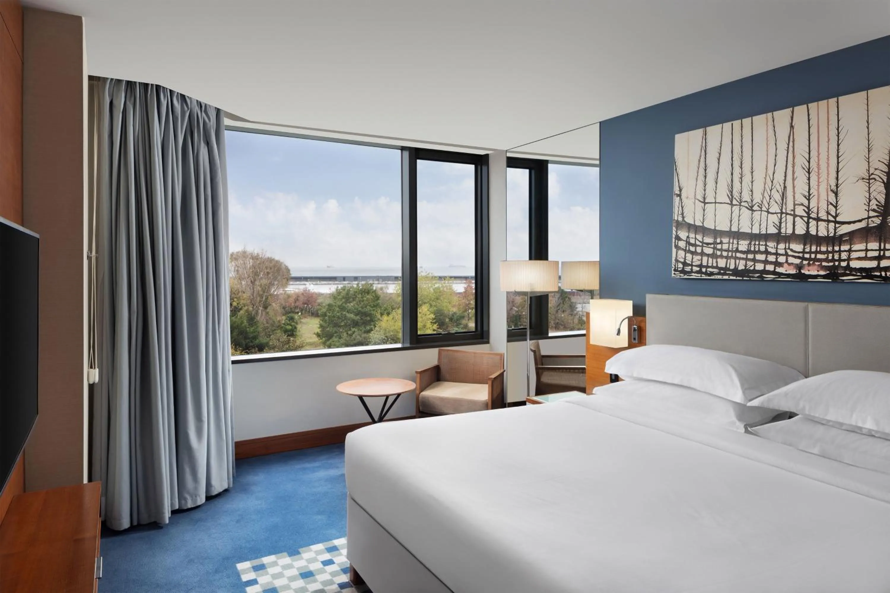 Photo of the whole room, Bed in Sheraton Istanbul Atakoy Hotel