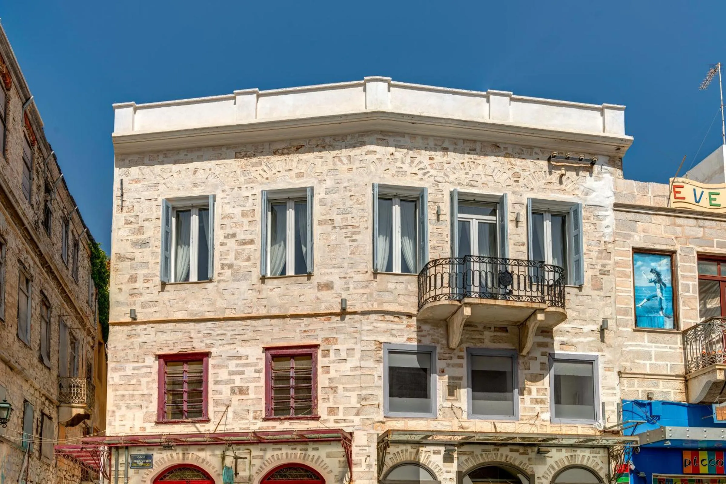 Facade/entrance in 1844 Suites Syros