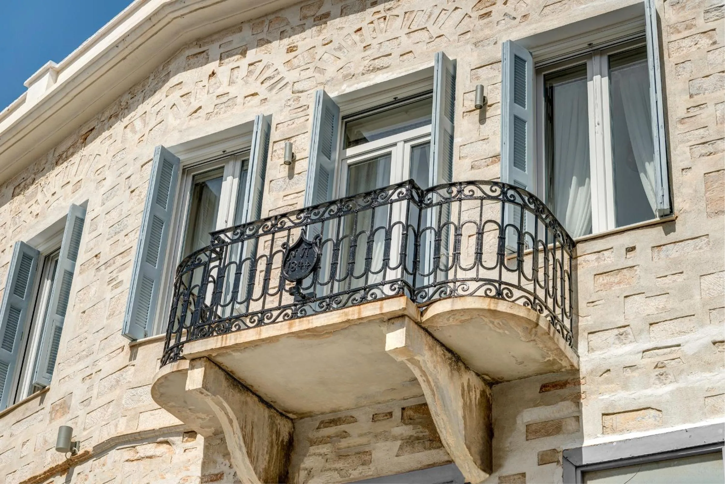 Facade/entrance in 1844 Suites Syros