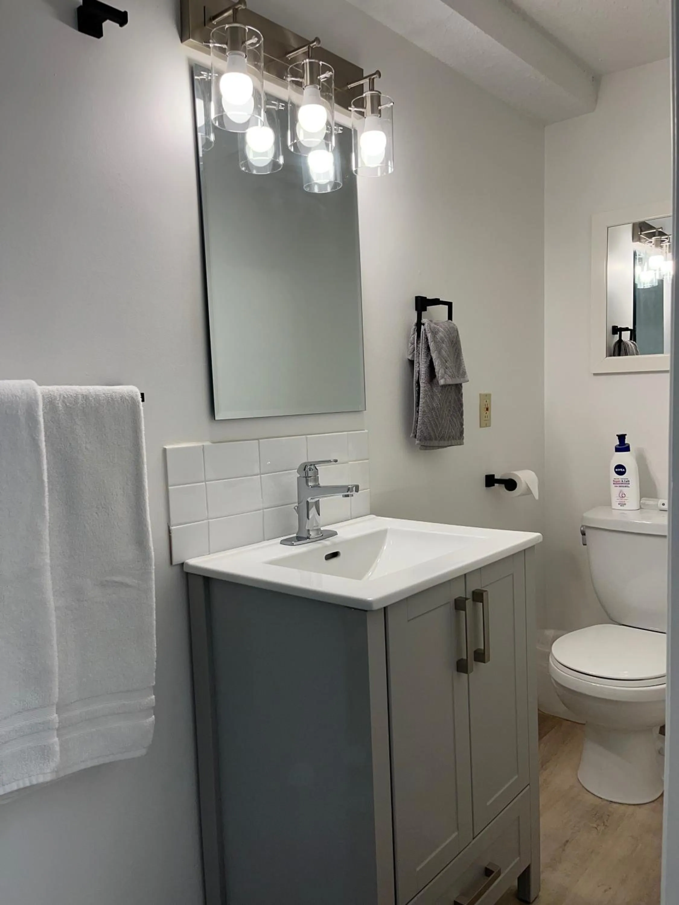 Bathroom in Mountain View Bed & Breakfast