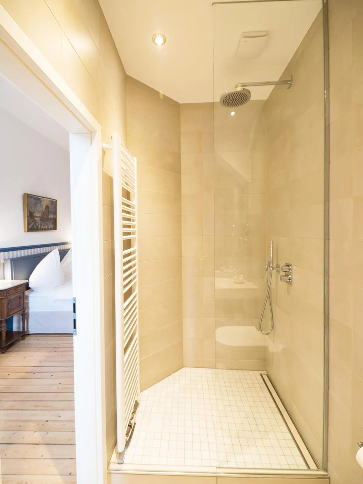 Shower, Bed in Gästehaus Schloss Saareck