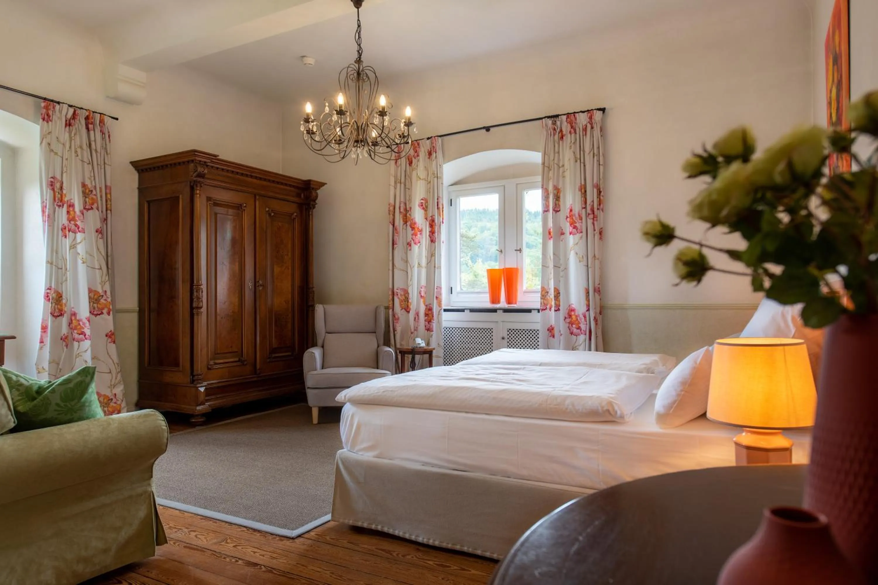 Bedroom, Bed in Gästehaus Schloss Saareck