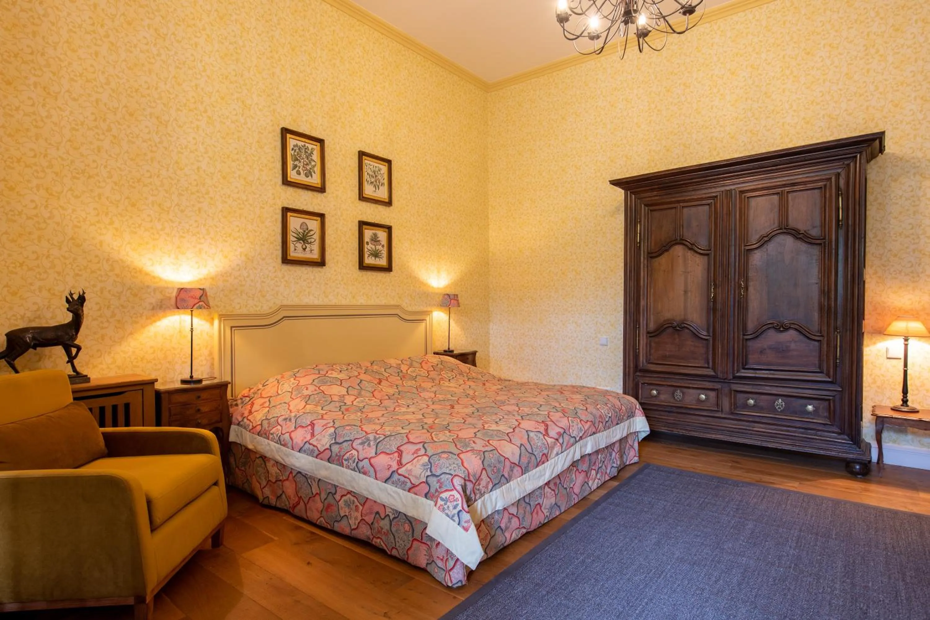Photo of the whole room, Bed in Gästehaus Schloss Saareck
