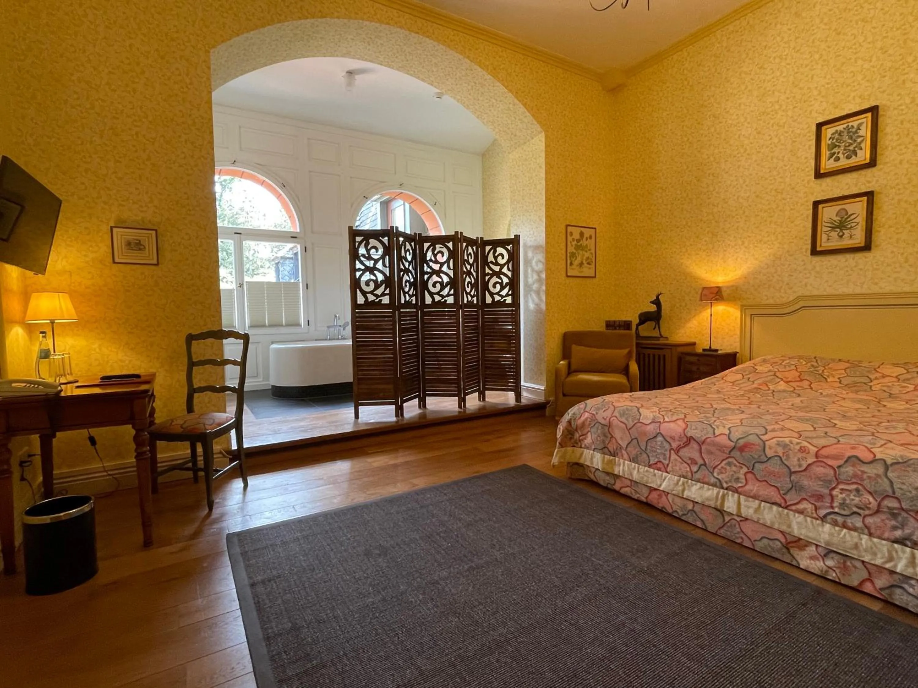 Photo of the whole room, Bed in Gästehaus Schloss Saareck