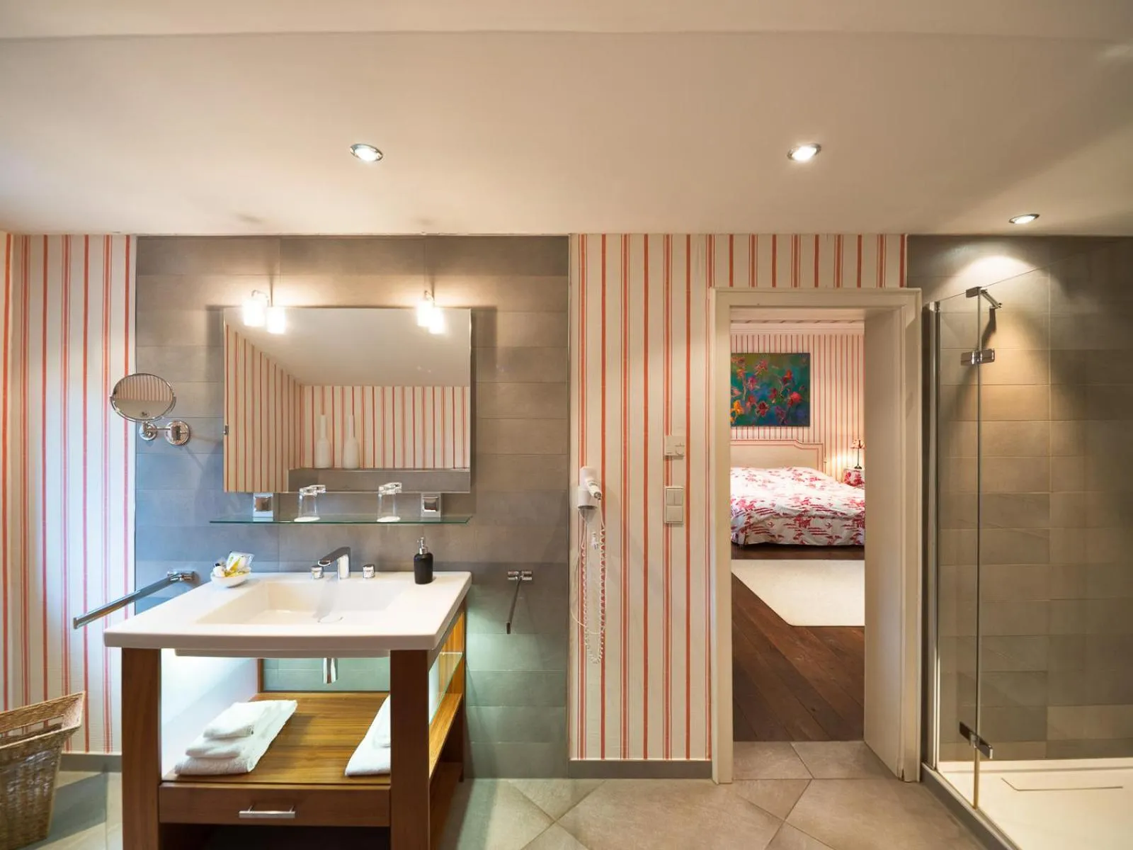 Bathroom, Bed in Gästehaus Schloss Saareck