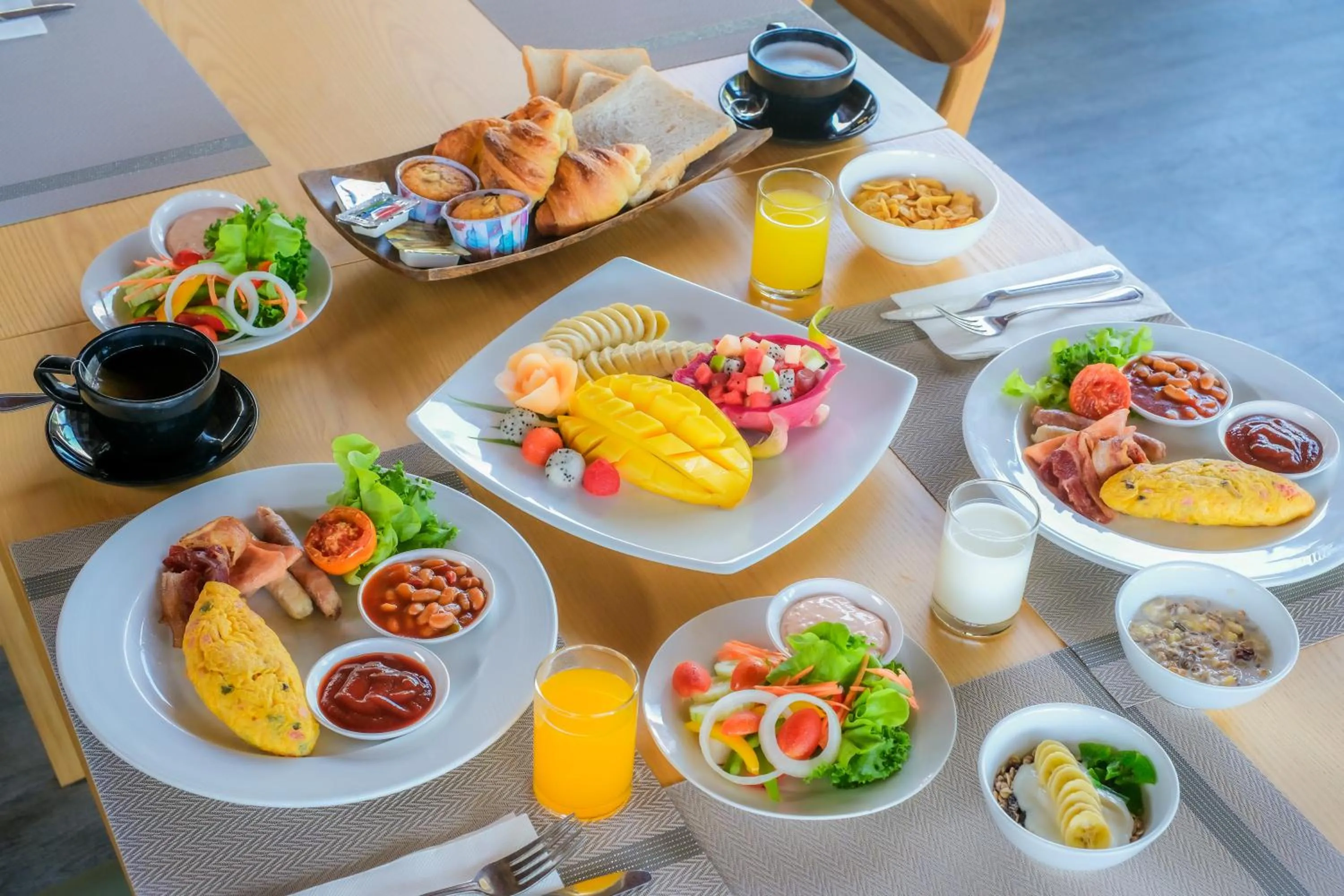 Restaurant/places to eat in Khaolak Emerald Beach Resort and Spa