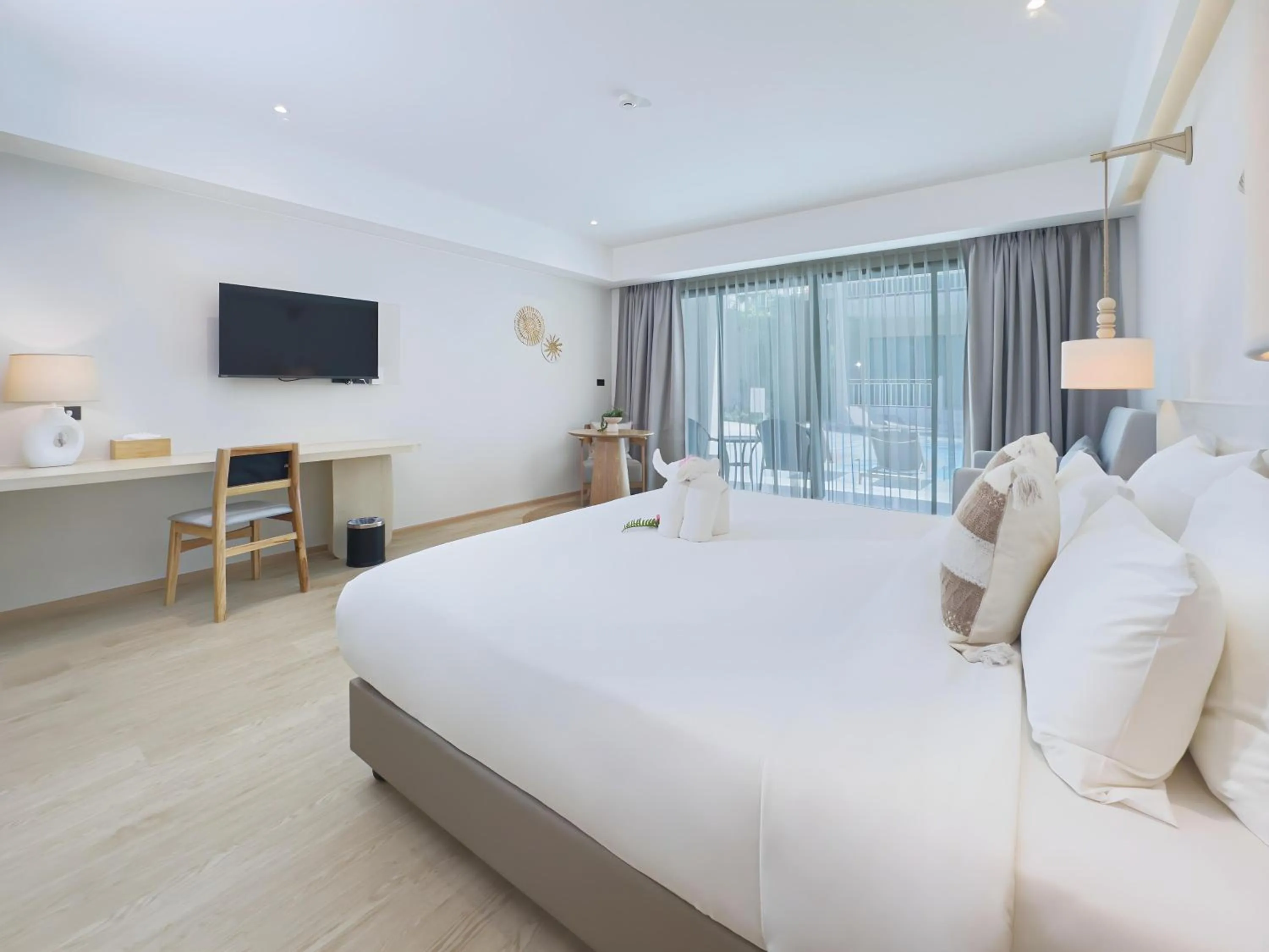 Bed in Khaolak Emerald Beach Resort and Spa