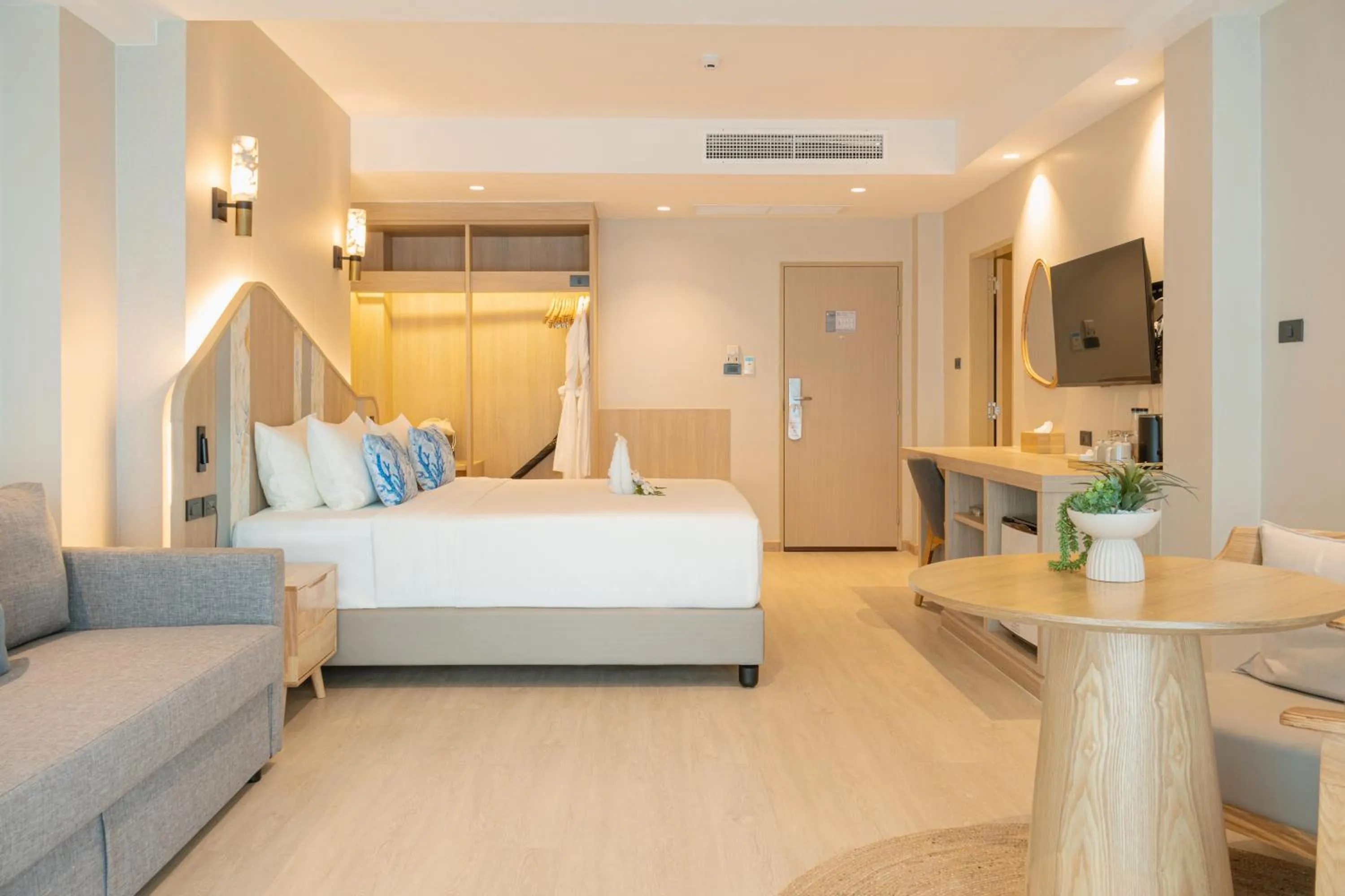 Bed in Khaolak Emerald Beach Resort and Spa