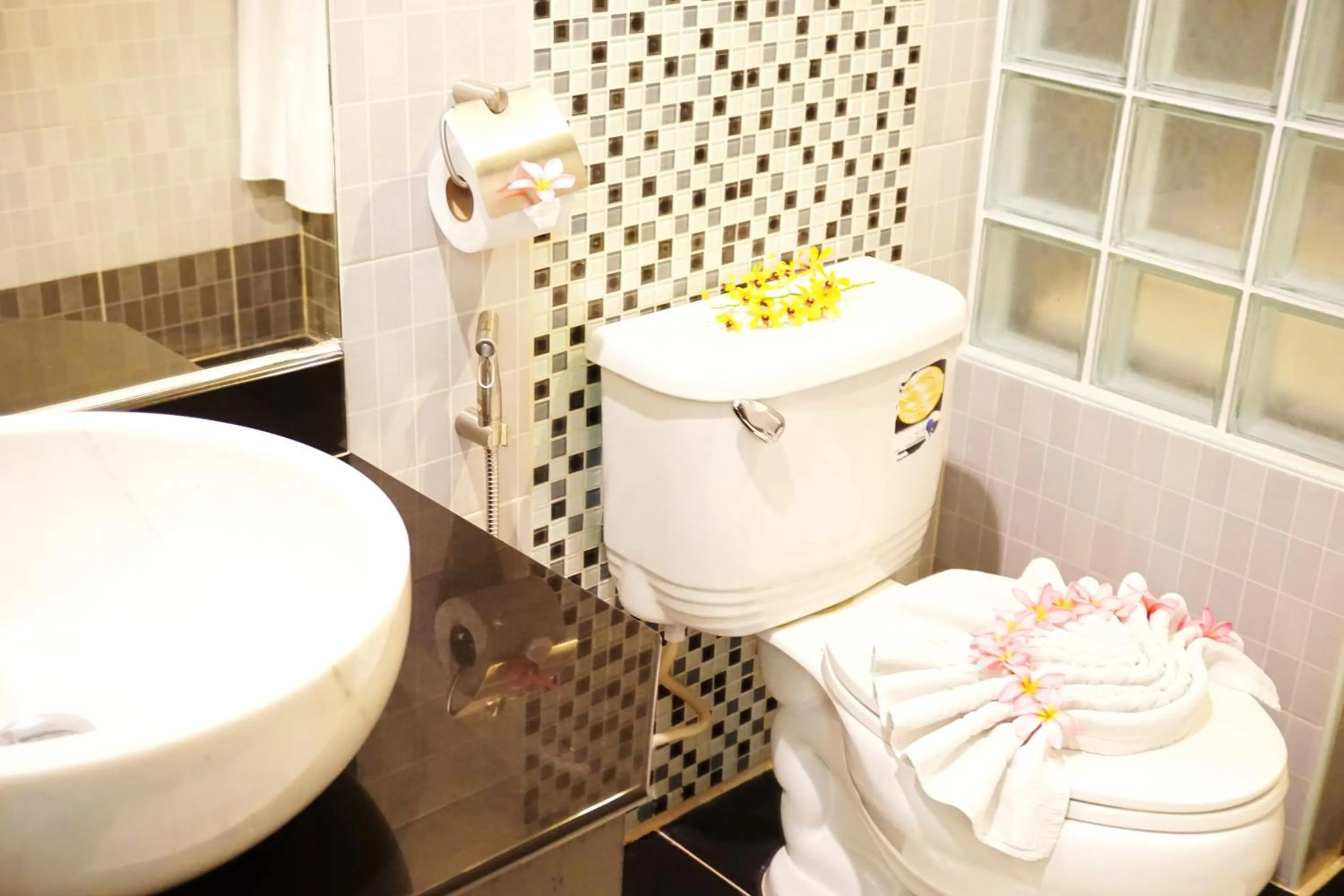 Bathroom in Lamai Inn 99 Bungalows