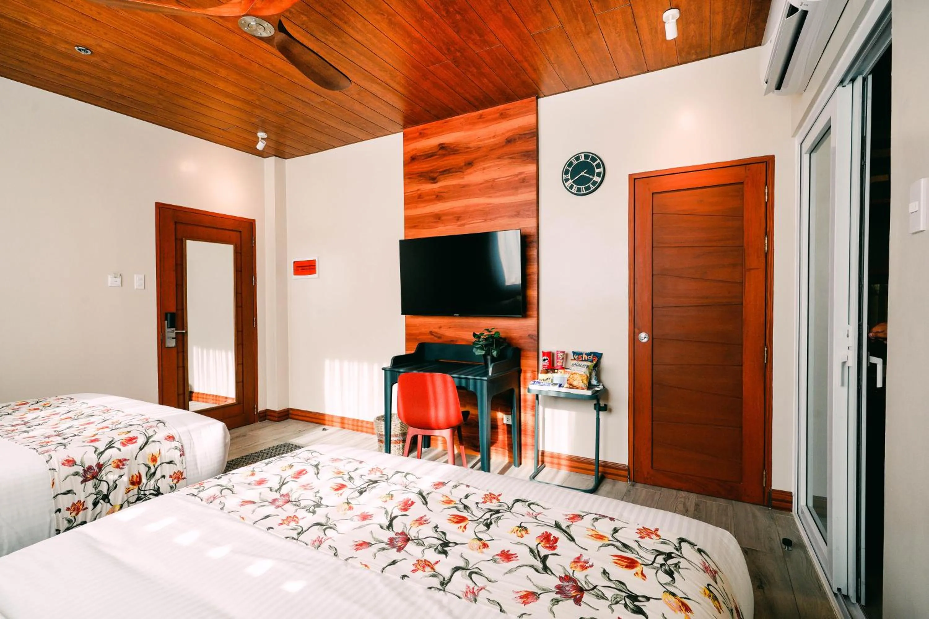 Bed in Hotel Kimberly Tagaytay