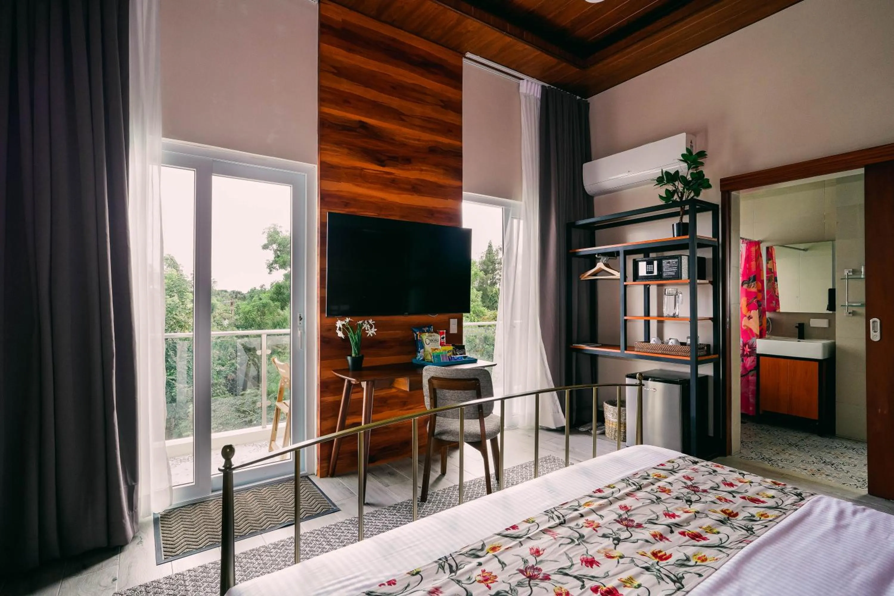 Bed in Hotel Kimberly Tagaytay